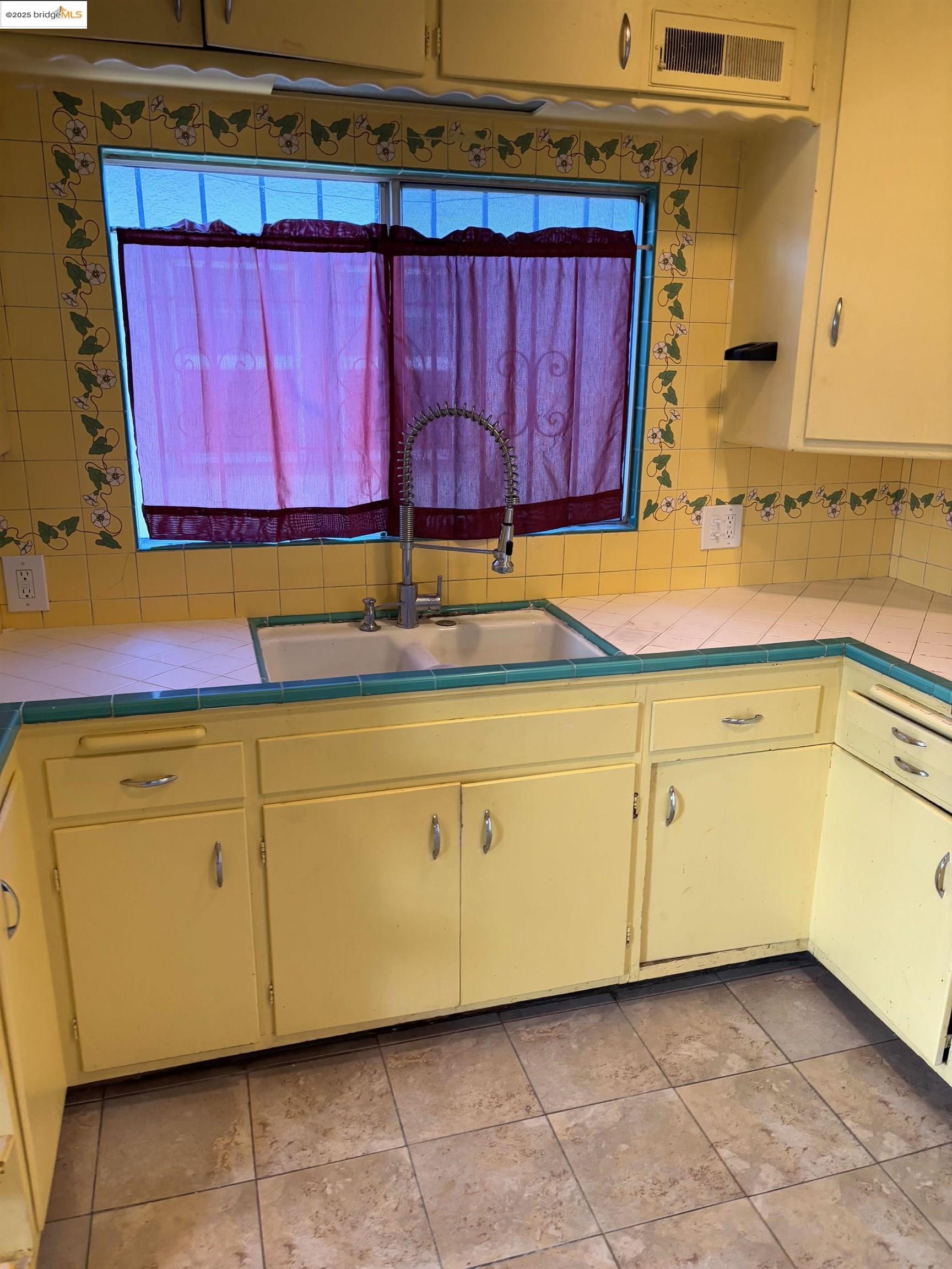 Oakland, California 94605, United States, 3 Bedrooms Bedrooms, ,Residential,Active,19292