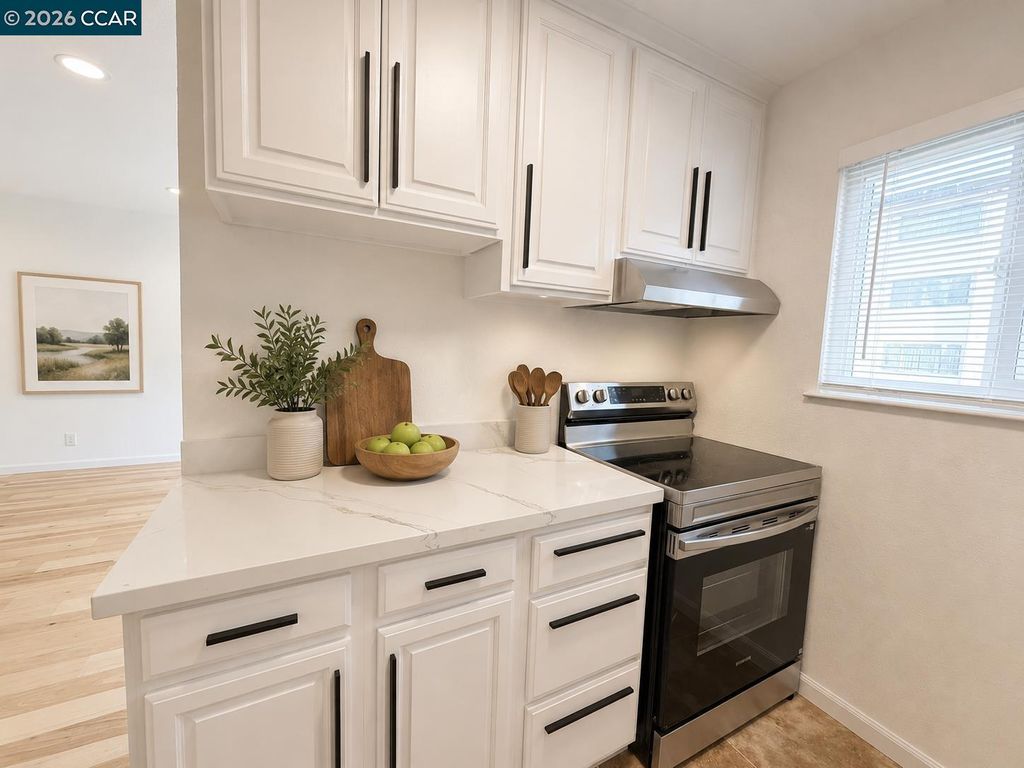 Photo of 10 Moss Ave #15, Oakland, CA 94610 (MLS # 41135634)