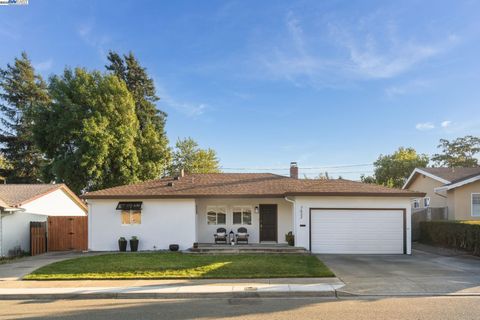 Photo of 7632 Ashford Way, Dublin, CA 94568 (MLS # 41118410)