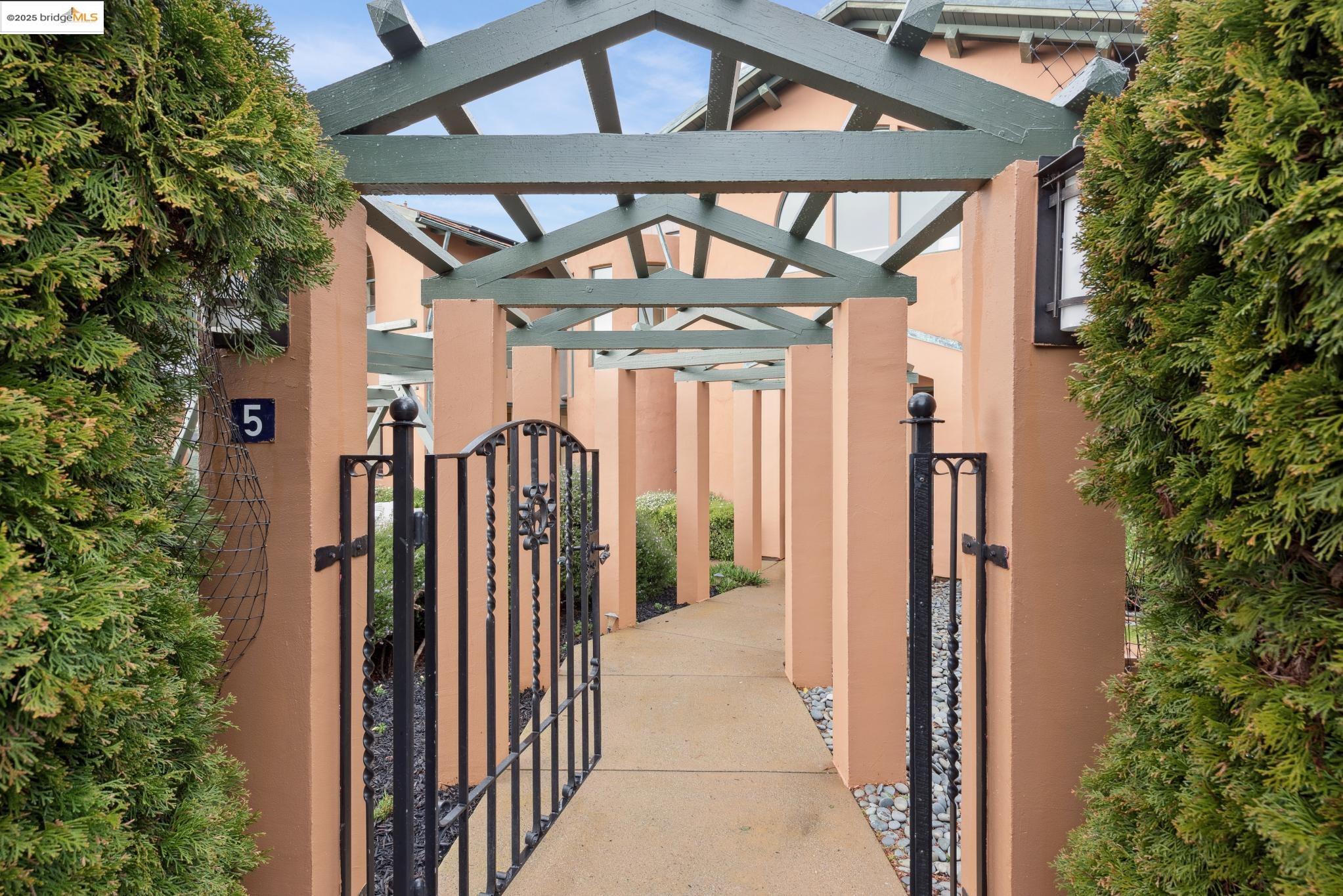 5 Woodside Way