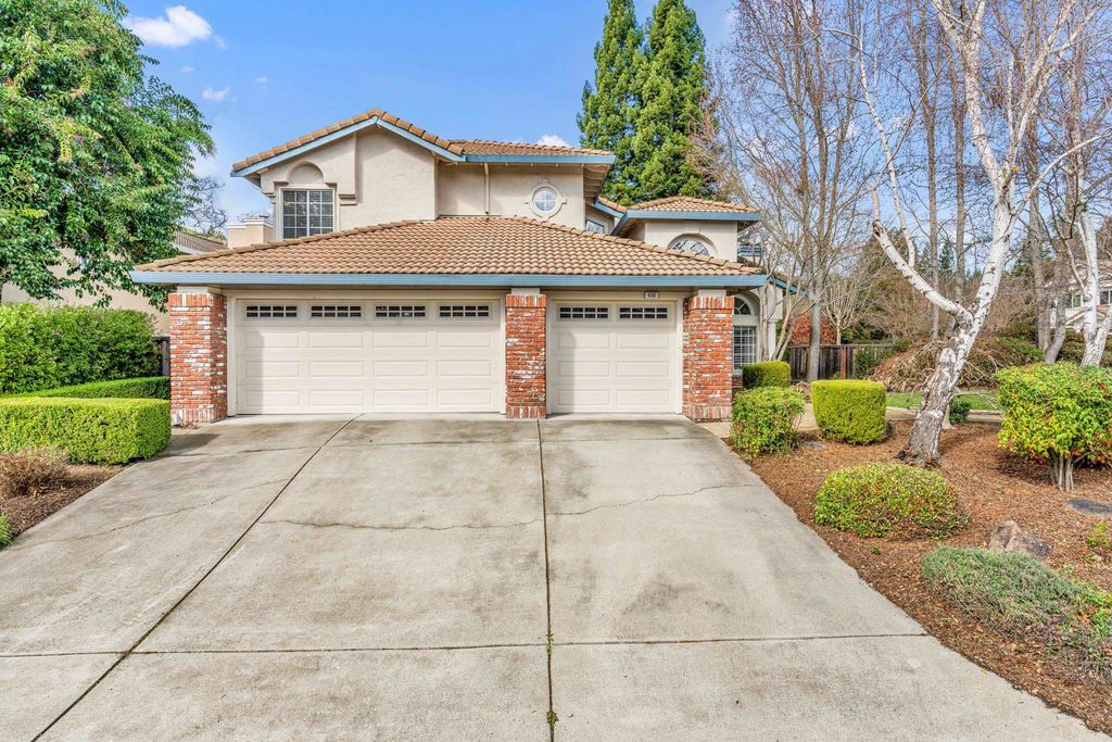 Photo of 650 Sun Tree Ct, Danville, CA 94506 (MLS # 41124156)