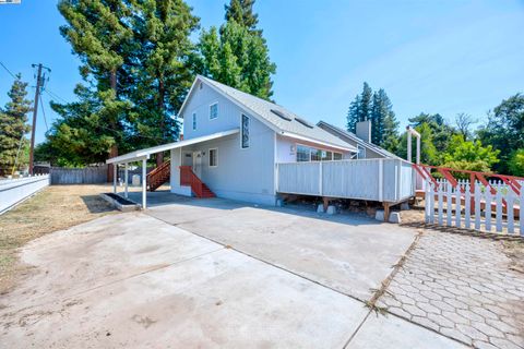 A home in Snelling