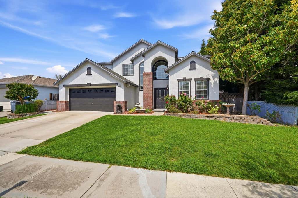 Photo of 1371 Peregrine Drive, Gilroy, CA 95020 (MLS # ML82058194)