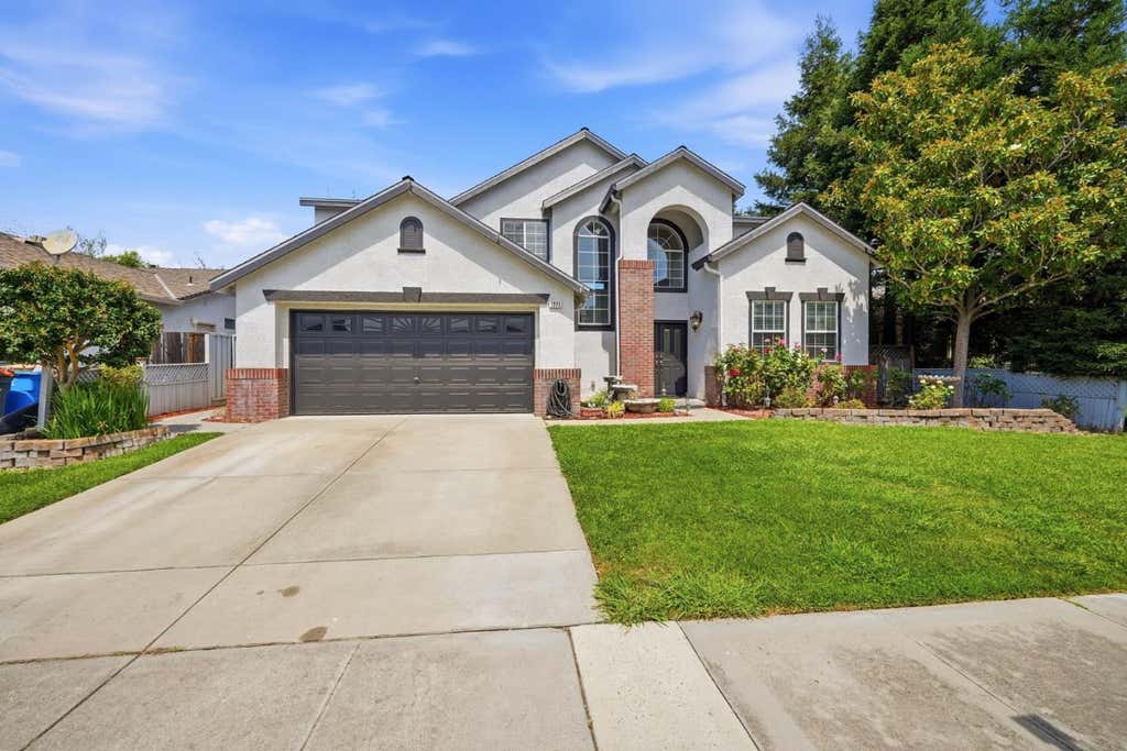 Photo of 1371 Peregrine Drive, Gilroy, CA 95020 (MLS # ML82058194)