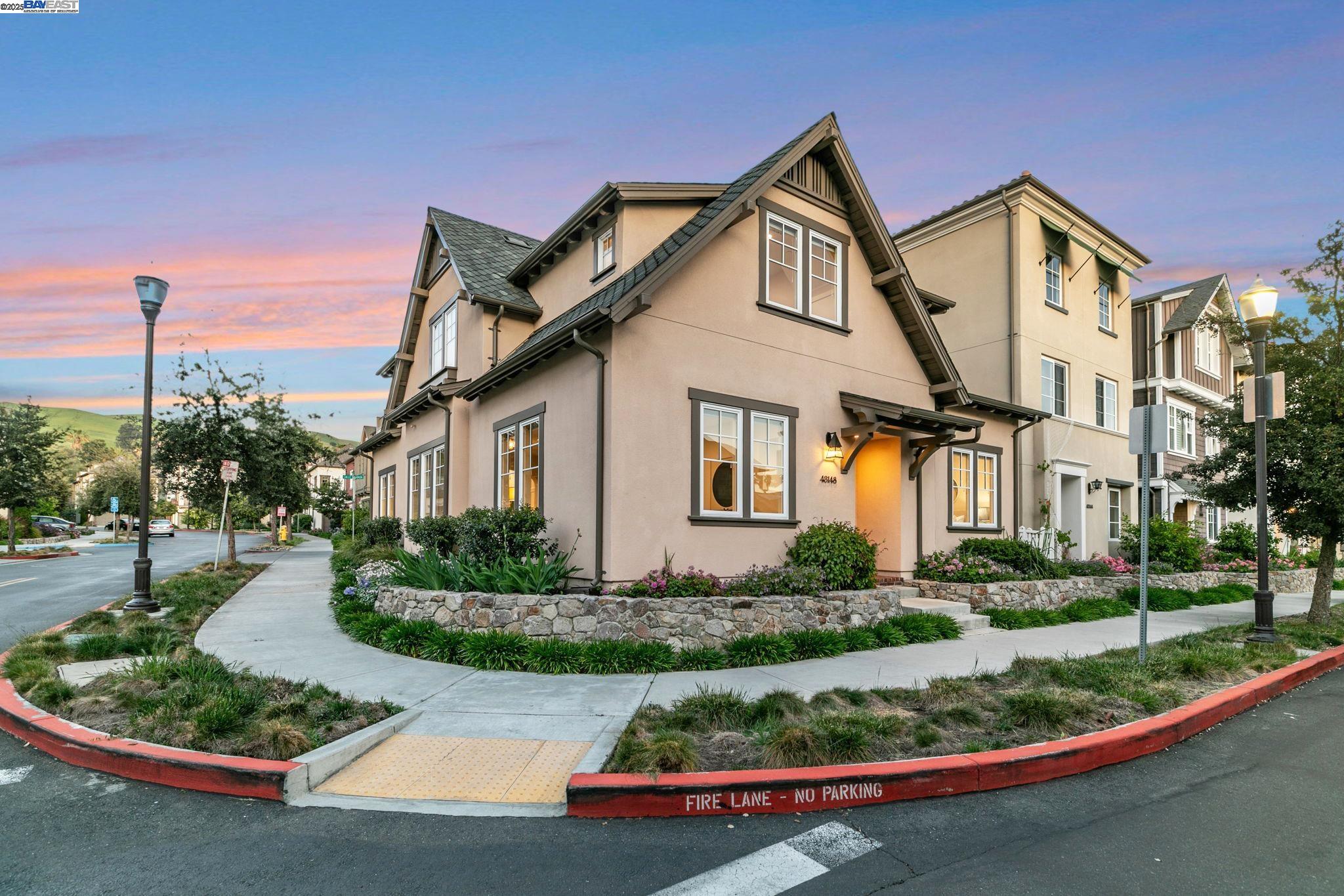 43148 Calle Sagrada