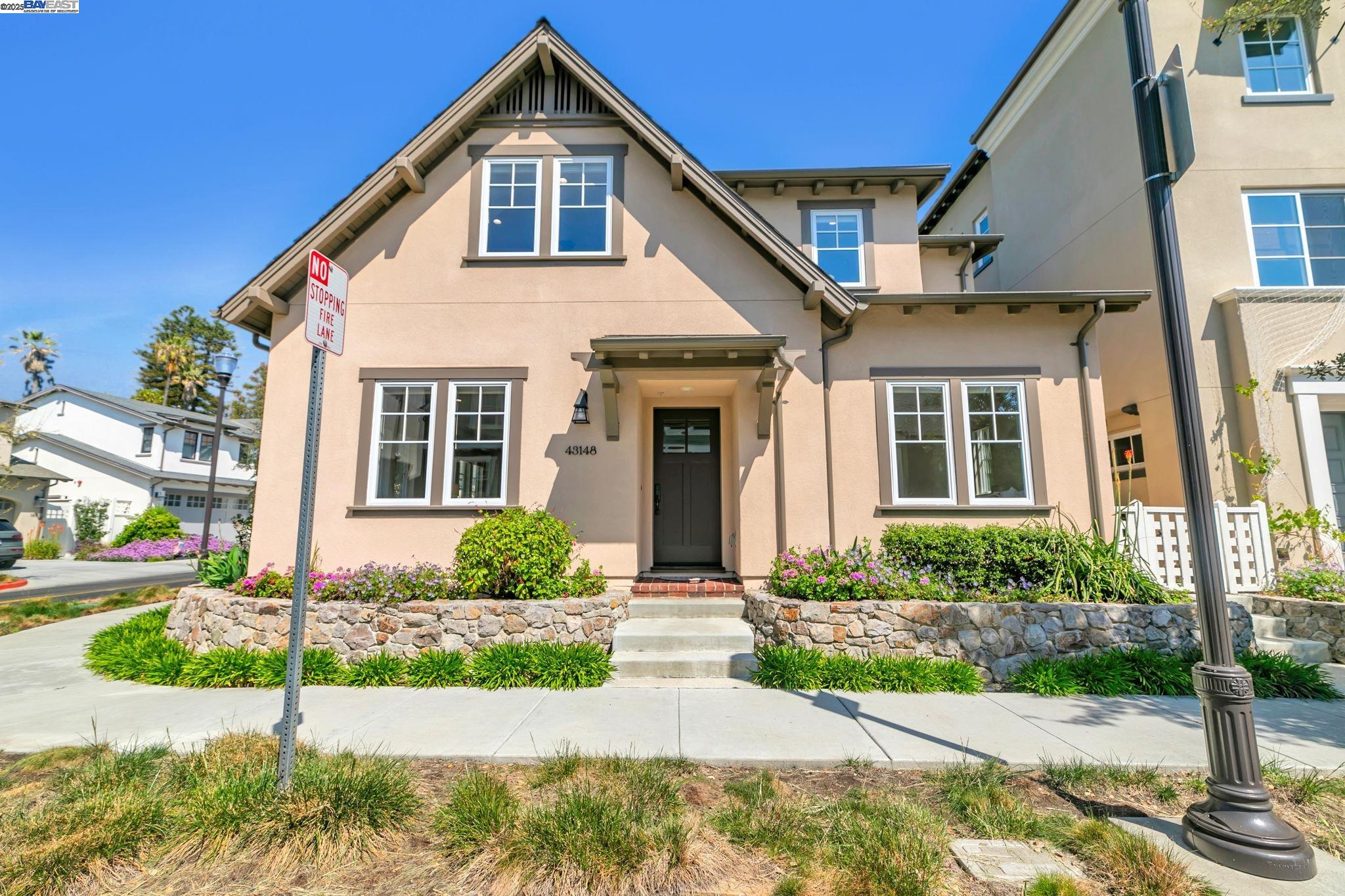 43148 Calle Sagrada