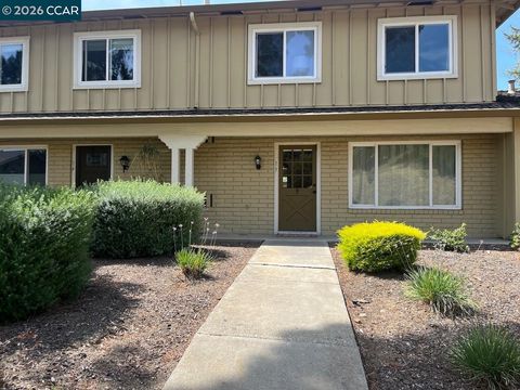 Photo of 13 Fountainhead Ct, Martinez, CA 94553 (MLS # 41136051)