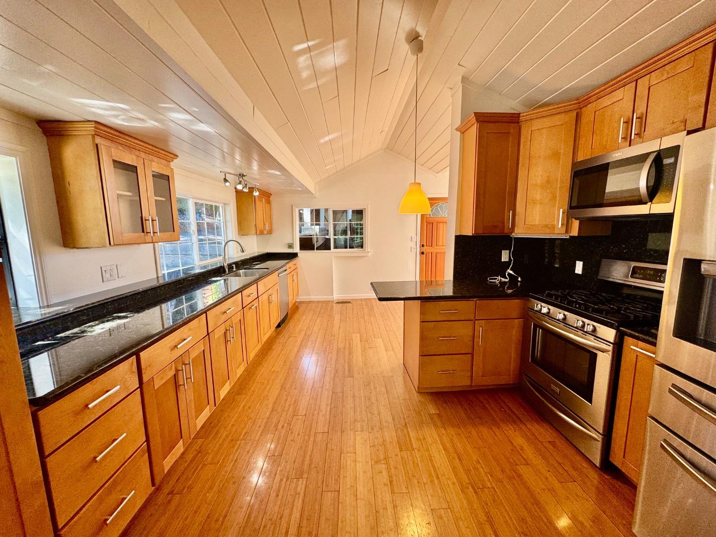 Redwood City, California 94062, United States, 3 Bedrooms Bedrooms, ,2 BathroomsBathrooms,Residential,Pending,204337