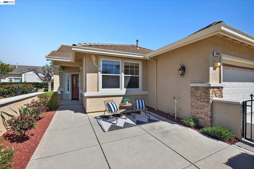 Photo of 1606 Regent Dr, Brentwood, CA 94513 (MLS # 41130671)