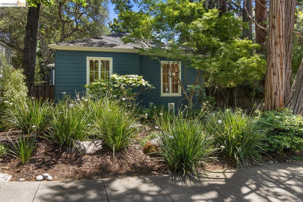 Photo of 859 Sunnyhills Rd, Oakland, CA 94610 (MLS # 41135566)