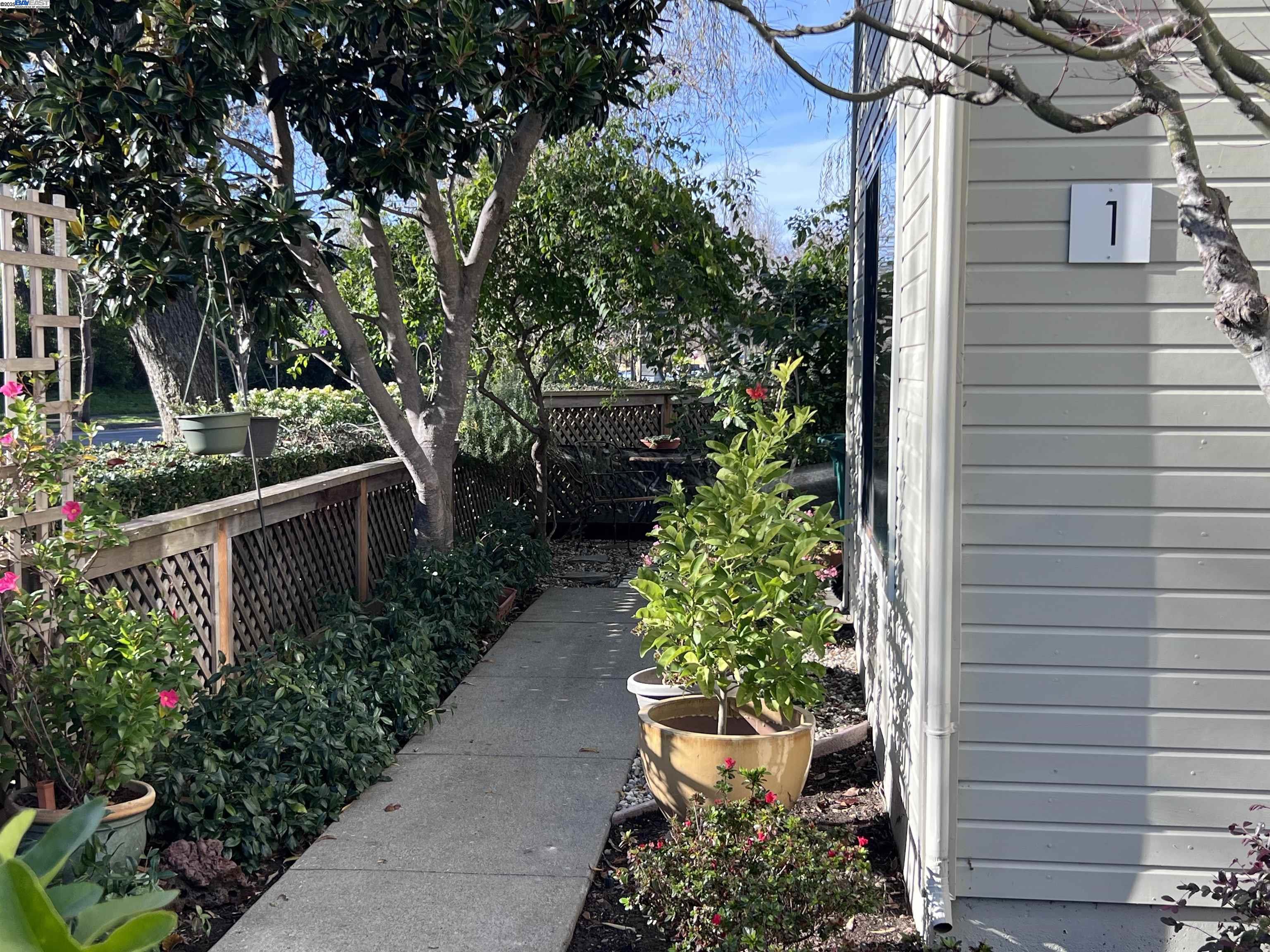 Alameda, California 94501, United States, 2 Bedrooms Bedrooms, ,2 BathroomsBathrooms,Residential,Pending,19447