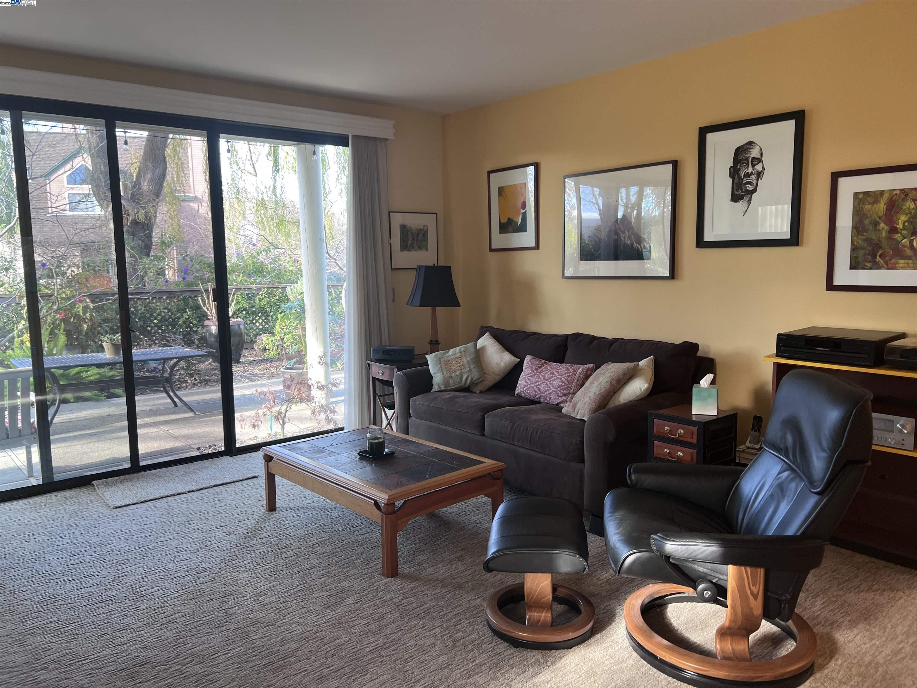 Alameda, California 94501, United States, 2 Bedrooms Bedrooms, ,2 BathroomsBathrooms,Residential,Pending,19447