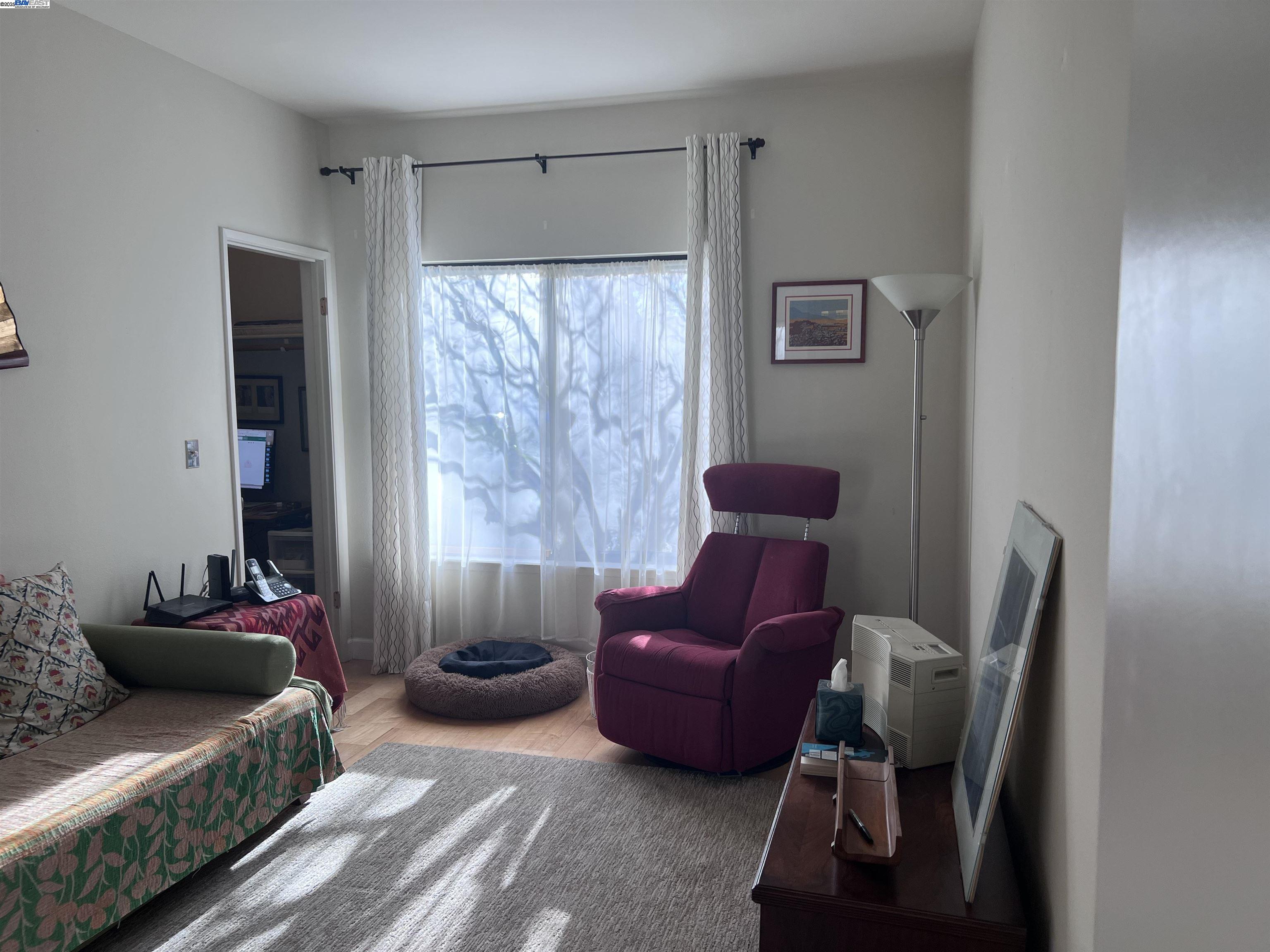 Alameda, California 94501, United States, 2 Bedrooms Bedrooms, ,2 BathroomsBathrooms,Residential,Pending,19447