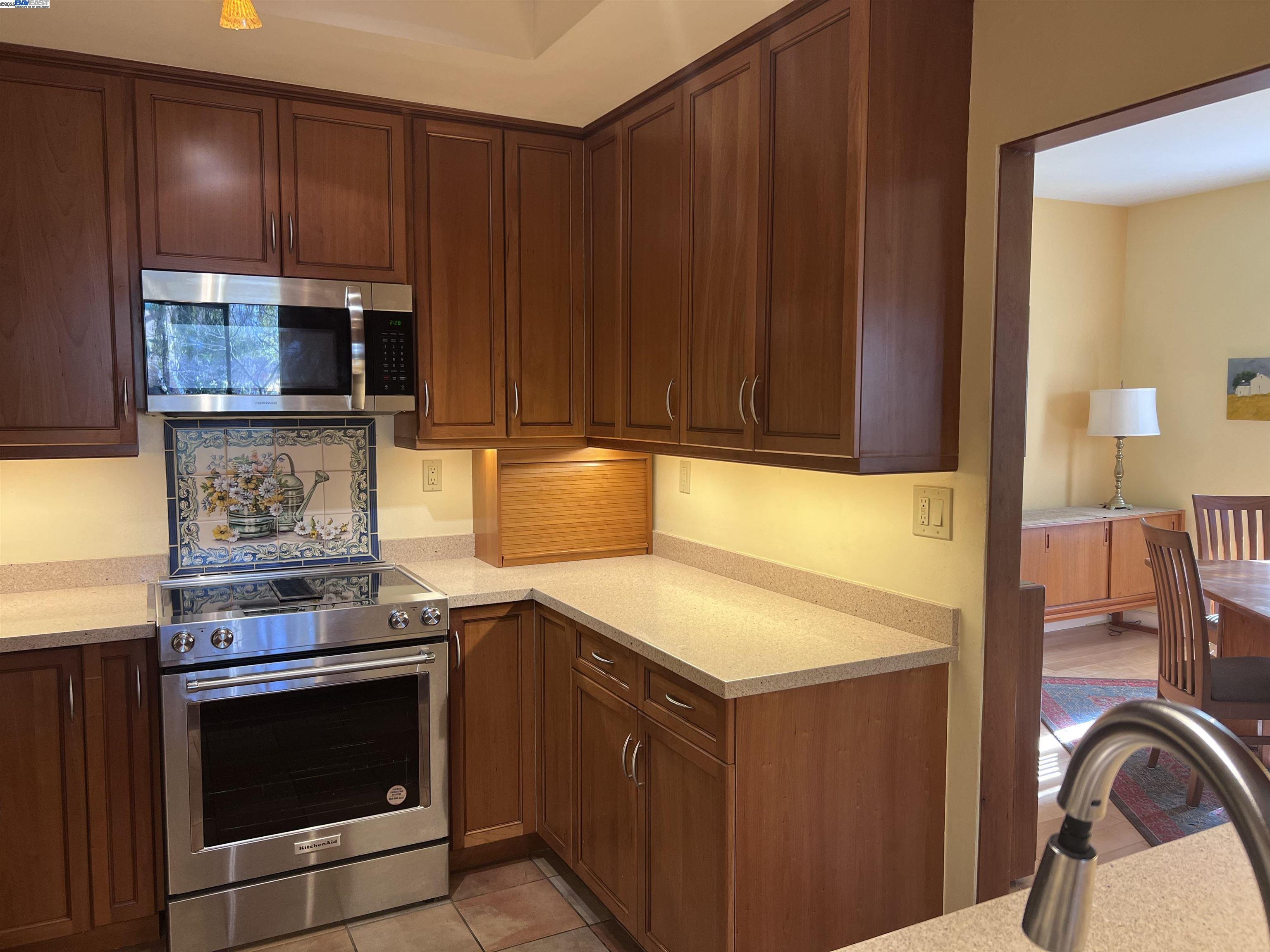 Alameda, California 94501, United States, 2 Bedrooms Bedrooms, ,2 BathroomsBathrooms,Residential,Pending,19447