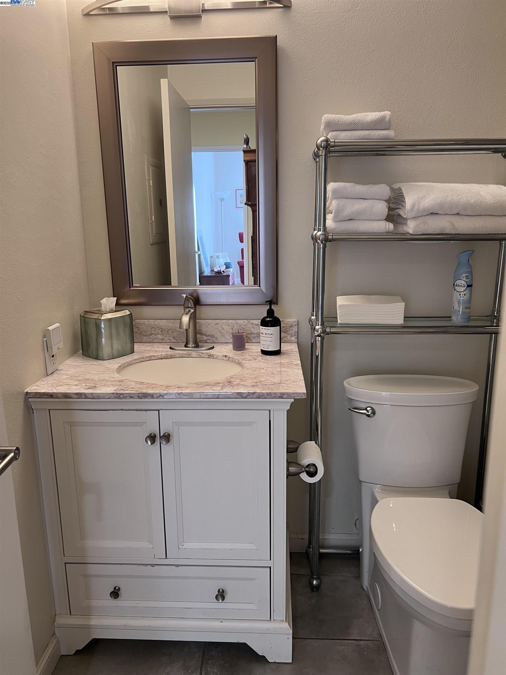 Alameda, California 94501, United States, 2 Bedrooms Bedrooms, ,2 BathroomsBathrooms,Residential,Pending,19447