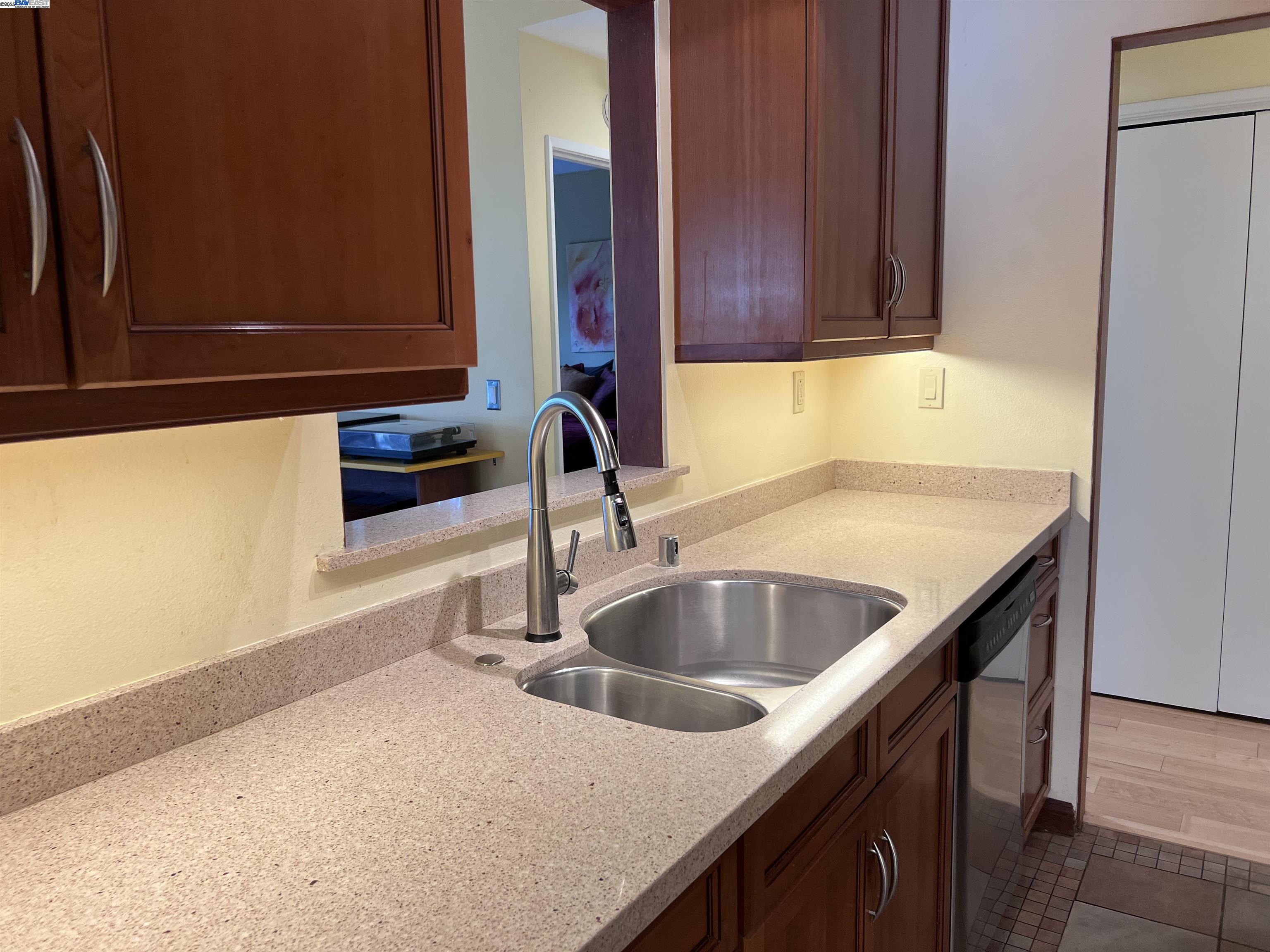 Alameda, California 94501, United States, 2 Bedrooms Bedrooms, ,2 BathroomsBathrooms,Residential,Pending,19447