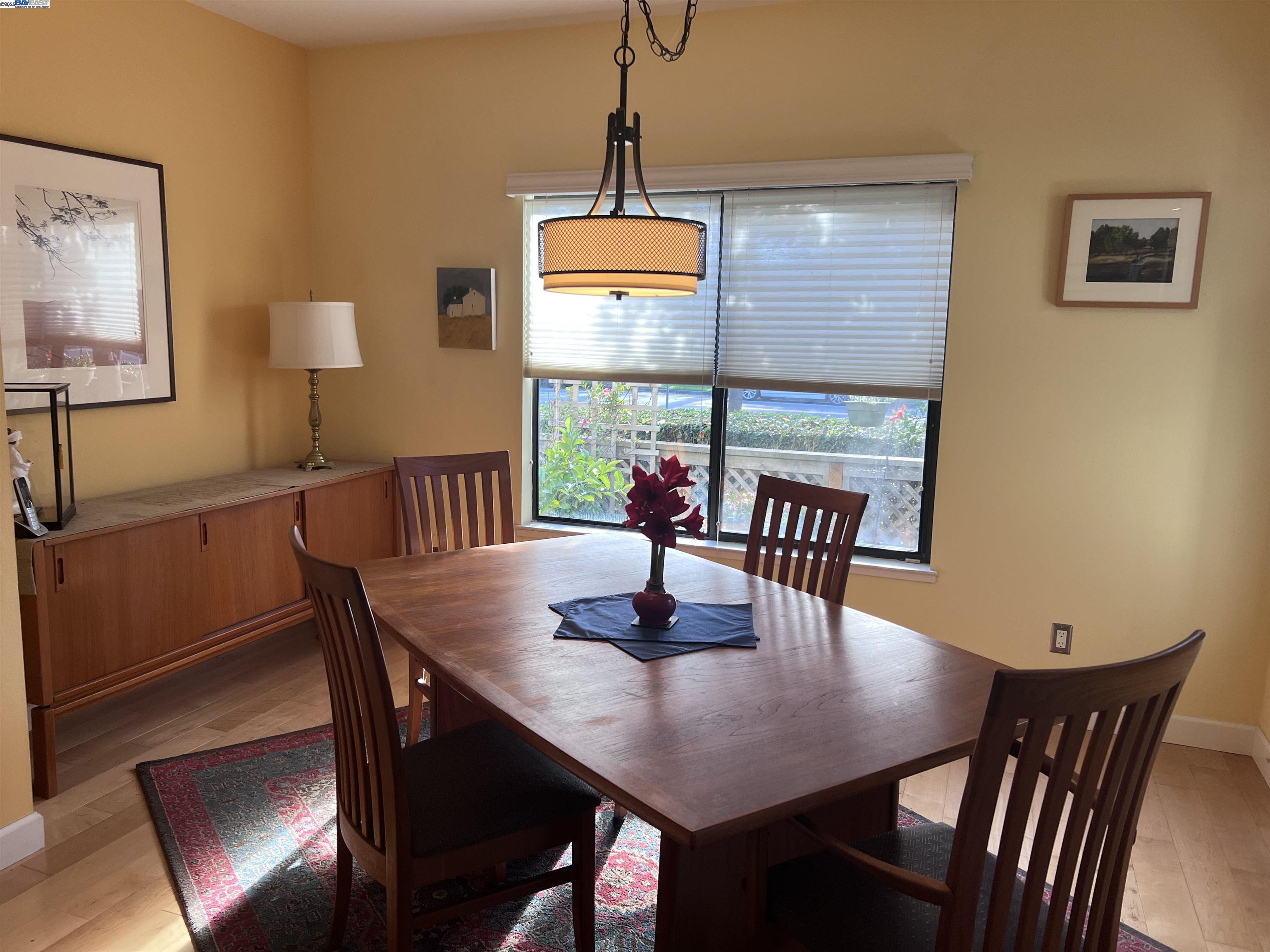 Alameda, California 94501, United States, 2 Bedrooms Bedrooms, ,2 BathroomsBathrooms,Residential,Pending,19447