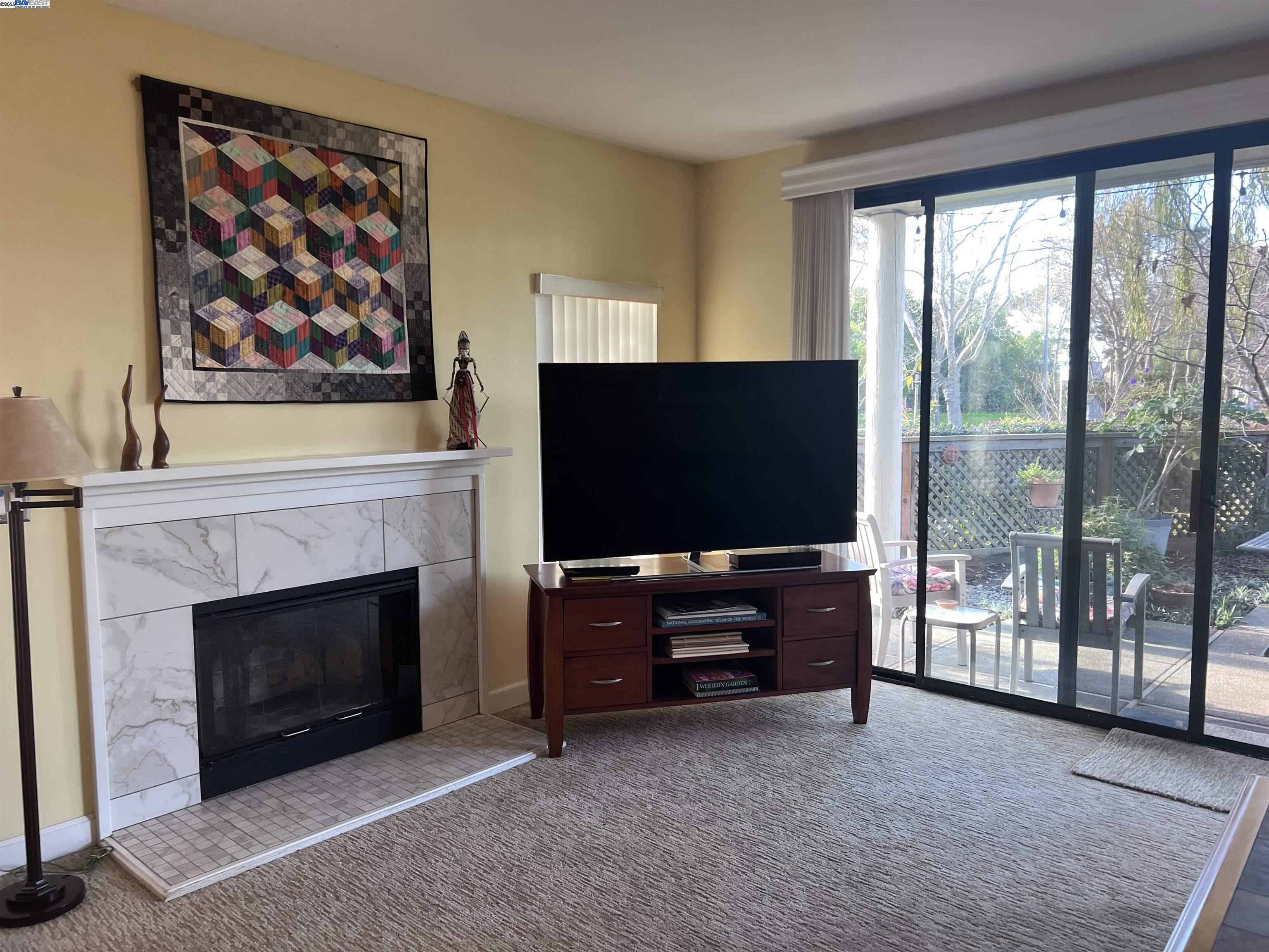 Alameda, California 94501, United States, 2 Bedrooms Bedrooms, ,2 BathroomsBathrooms,Residential,Pending,19447