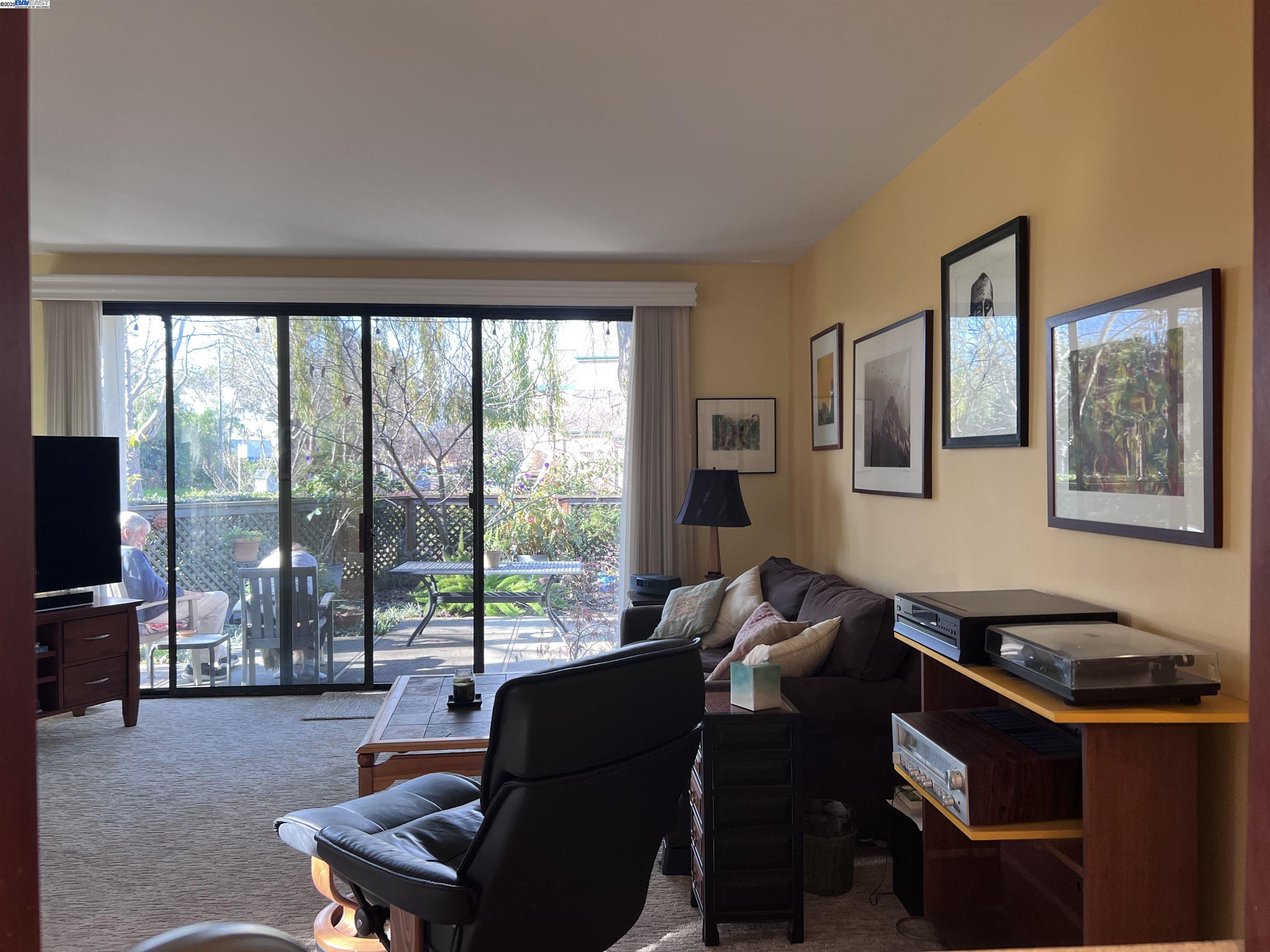 Alameda, California 94501, United States, 2 Bedrooms Bedrooms, ,2 BathroomsBathrooms,Residential,Pending,19447