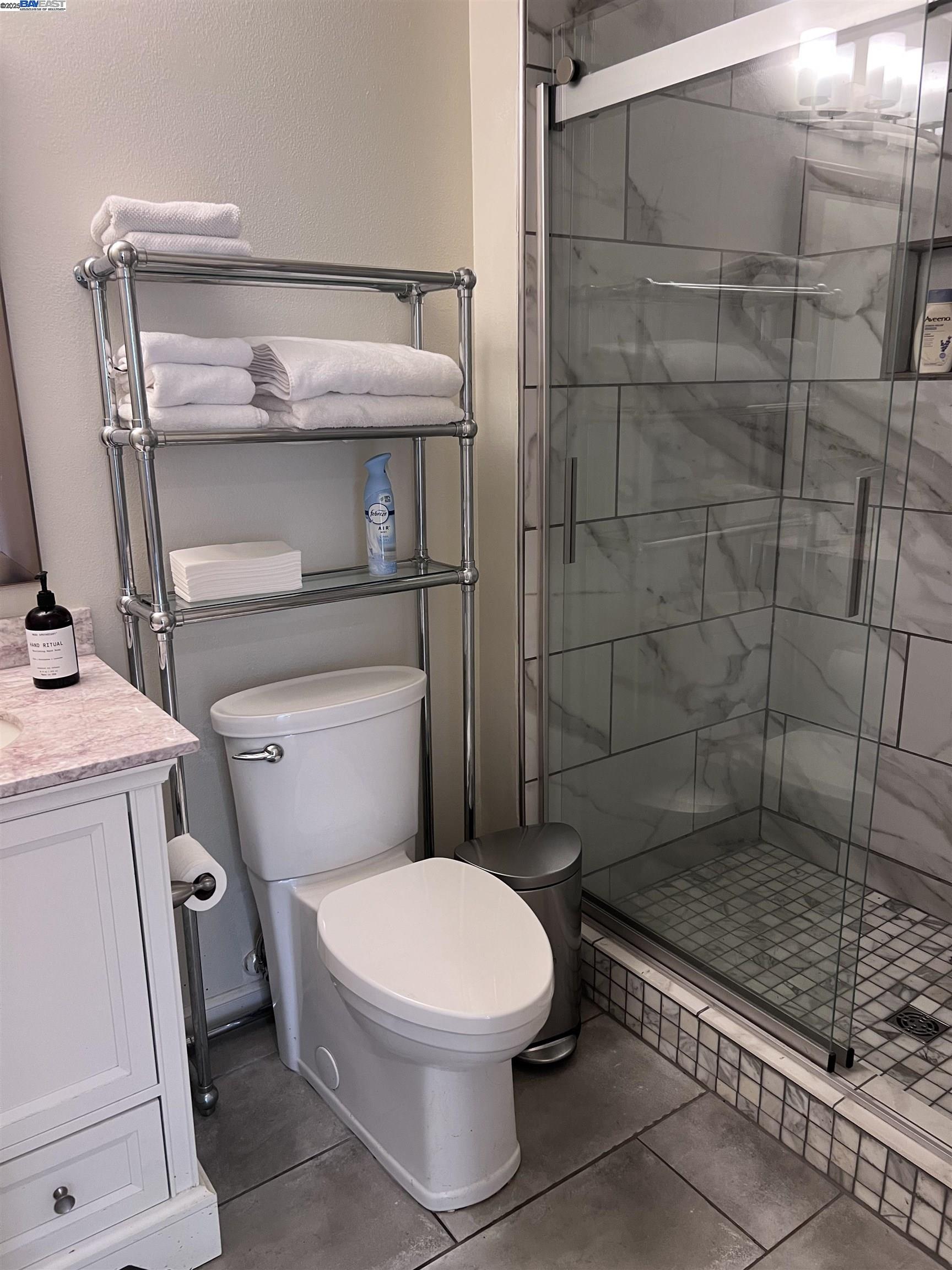 Alameda, California 94501, United States, 2 Bedrooms Bedrooms, ,2 BathroomsBathrooms,Residential,Pending,19447