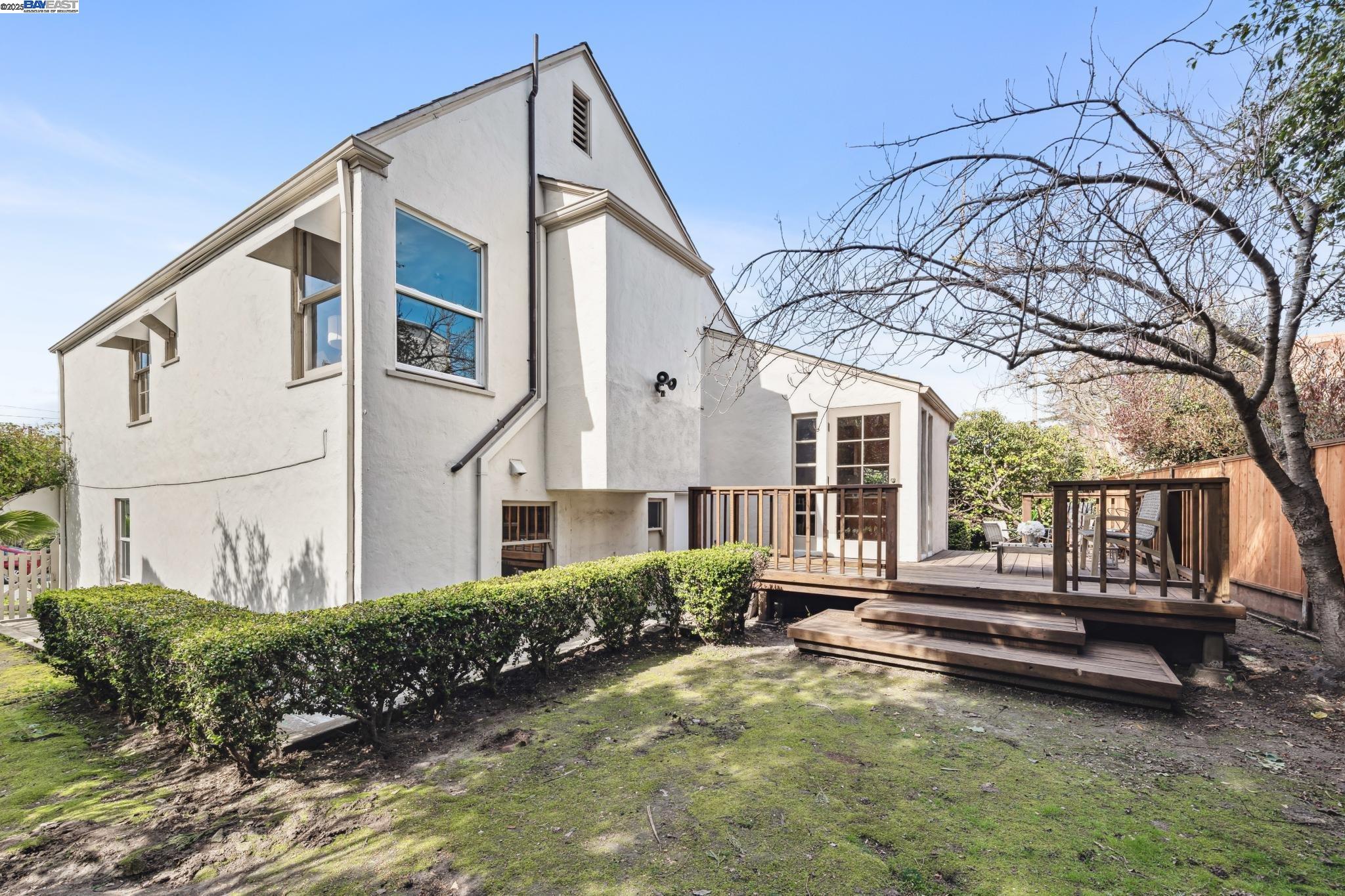 Berkeley, California 94702, United States, 2 Bedrooms Bedrooms, ,2 BathroomsBathrooms,Residential,Pending,81635