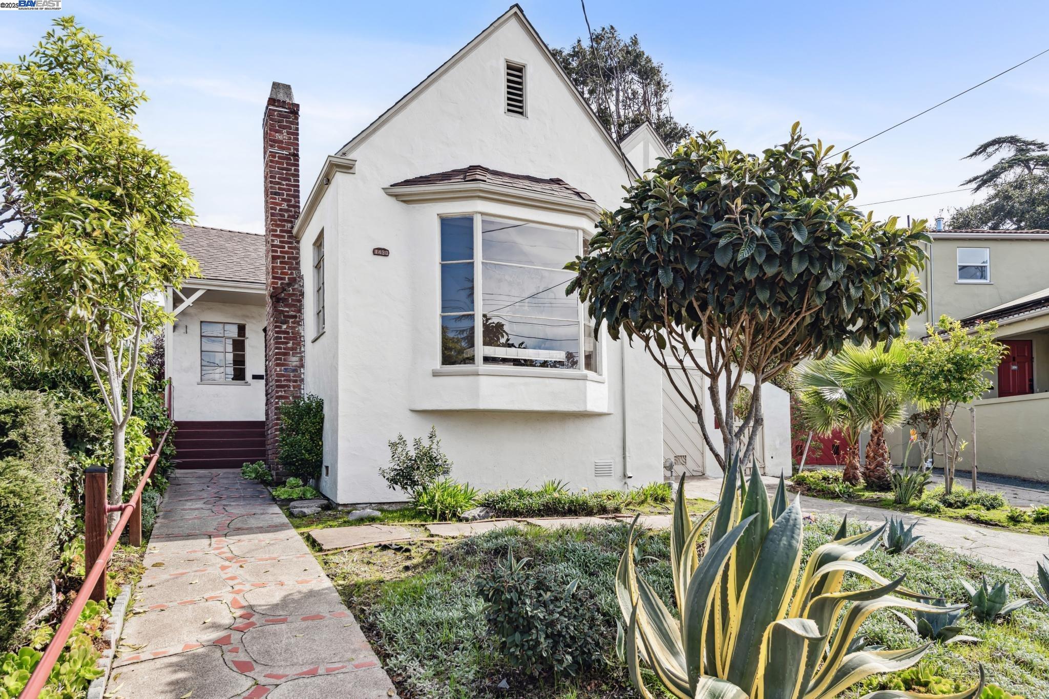 Berkeley, California 94702, United States, 2 Bedrooms Bedrooms, ,2 BathroomsBathrooms,Residential,Pending,81635