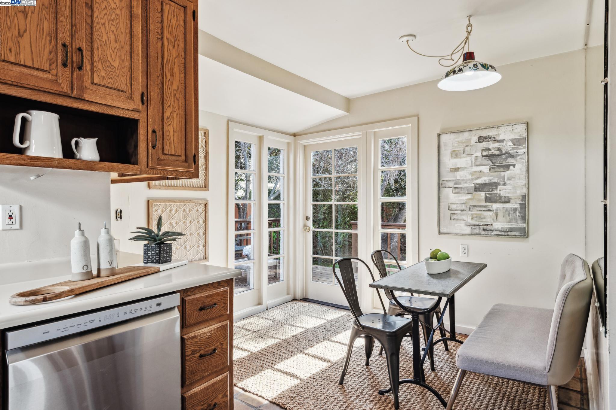 Berkeley, California 94702, United States, 2 Bedrooms Bedrooms, ,2 BathroomsBathrooms,Residential,Pending,81635