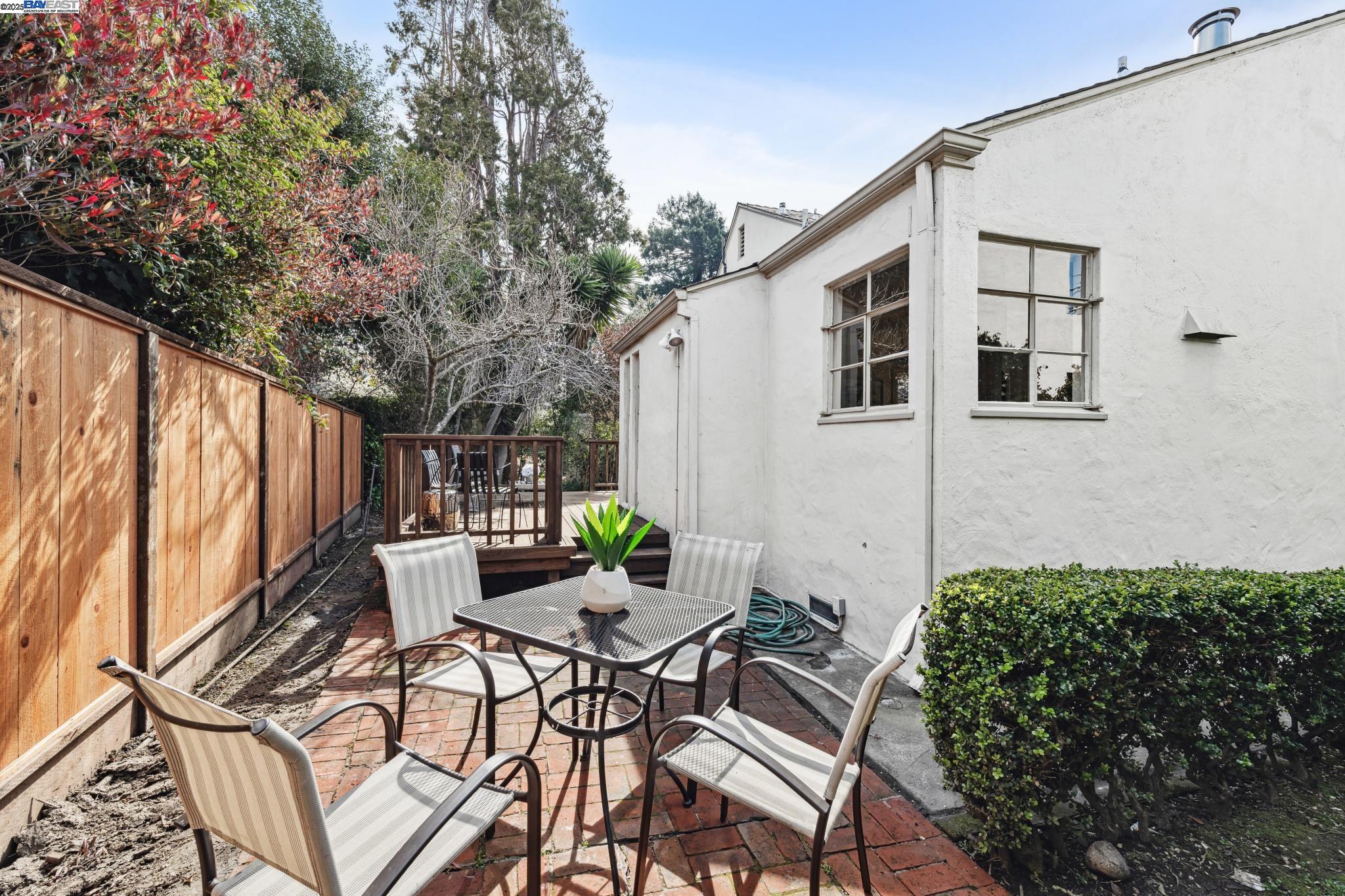 Berkeley, California 94702, United States, 2 Bedrooms Bedrooms, ,2 BathroomsBathrooms,Residential,Pending,81635