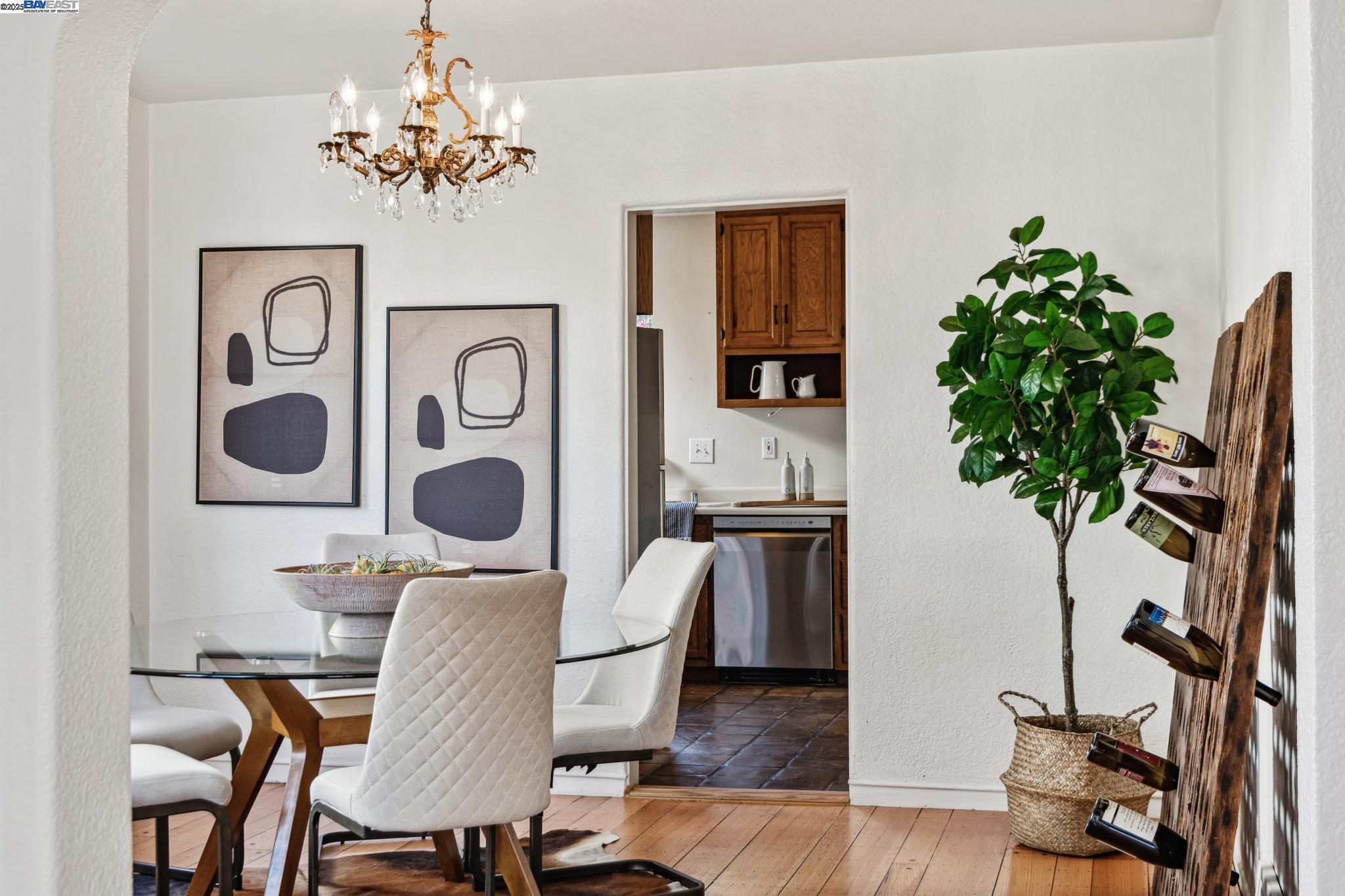 Berkeley, California 94702, United States, 2 Bedrooms Bedrooms, ,2 BathroomsBathrooms,Residential,Pending,81635