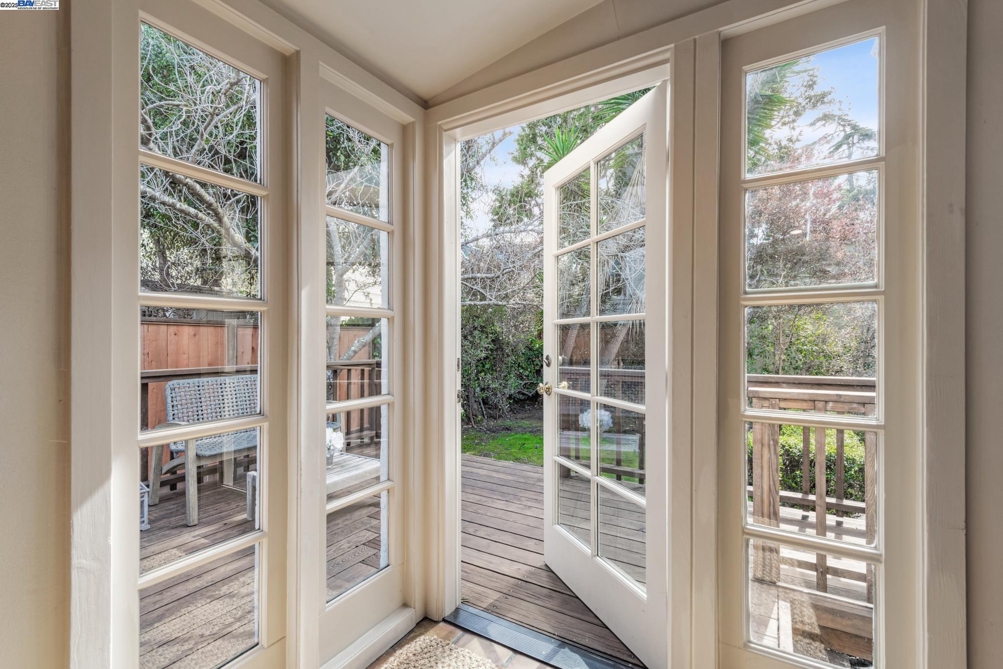 Berkeley, California 94702, United States, 2 Bedrooms Bedrooms, ,2 BathroomsBathrooms,Residential,Pending,81635