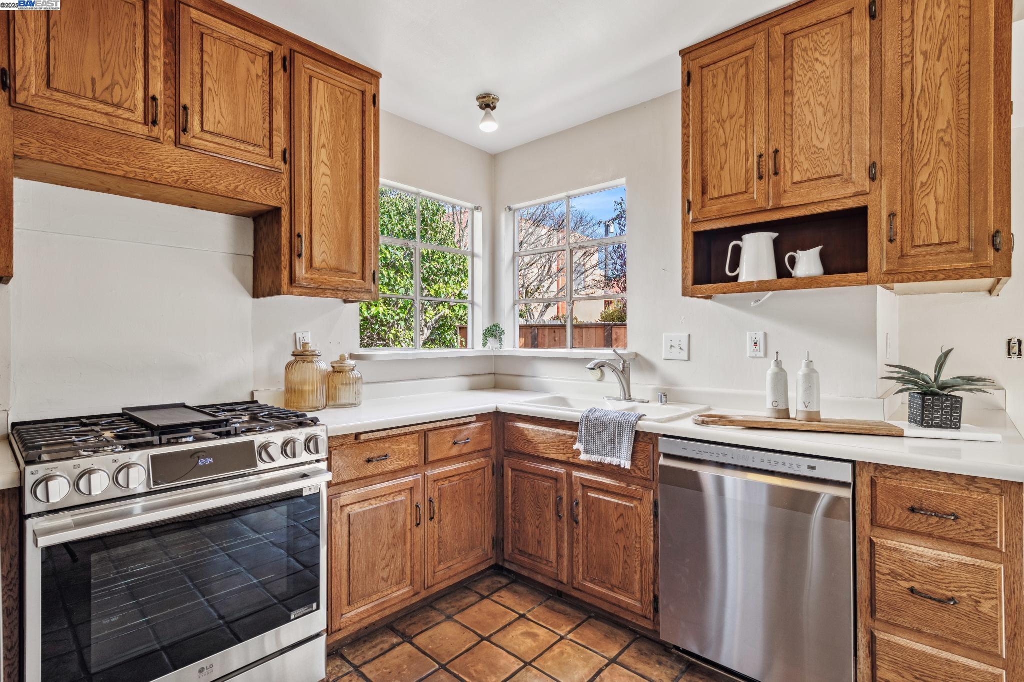 Berkeley, California 94702, United States, 2 Bedrooms Bedrooms, ,2 BathroomsBathrooms,Residential,Pending,81635