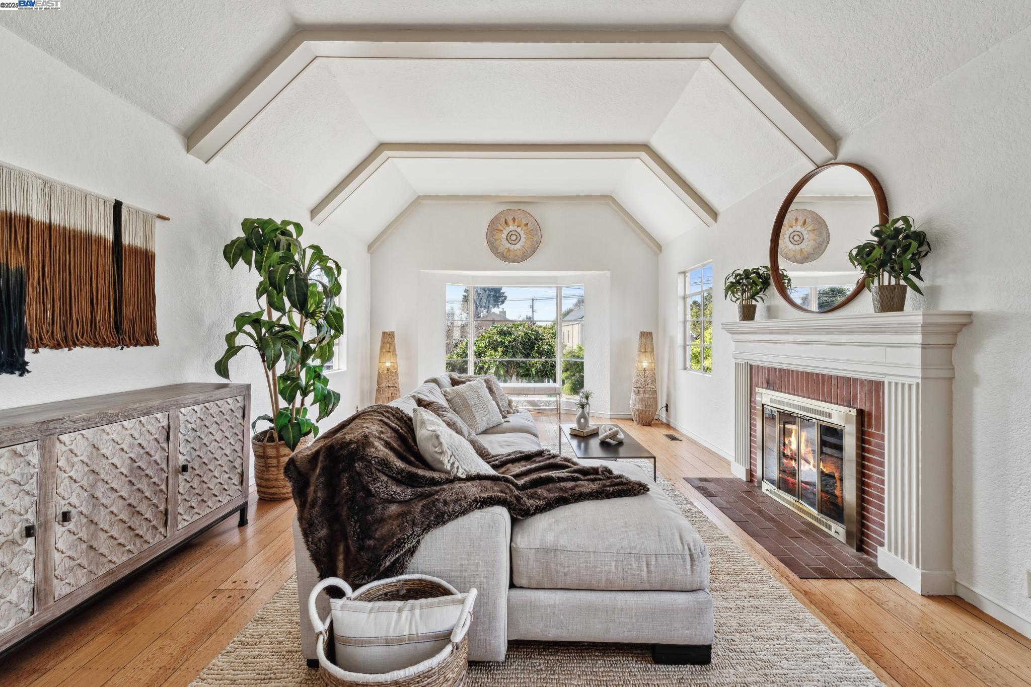 Berkeley, California 94702, United States, 2 Bedrooms Bedrooms, ,2 BathroomsBathrooms,Residential,Pending,81635