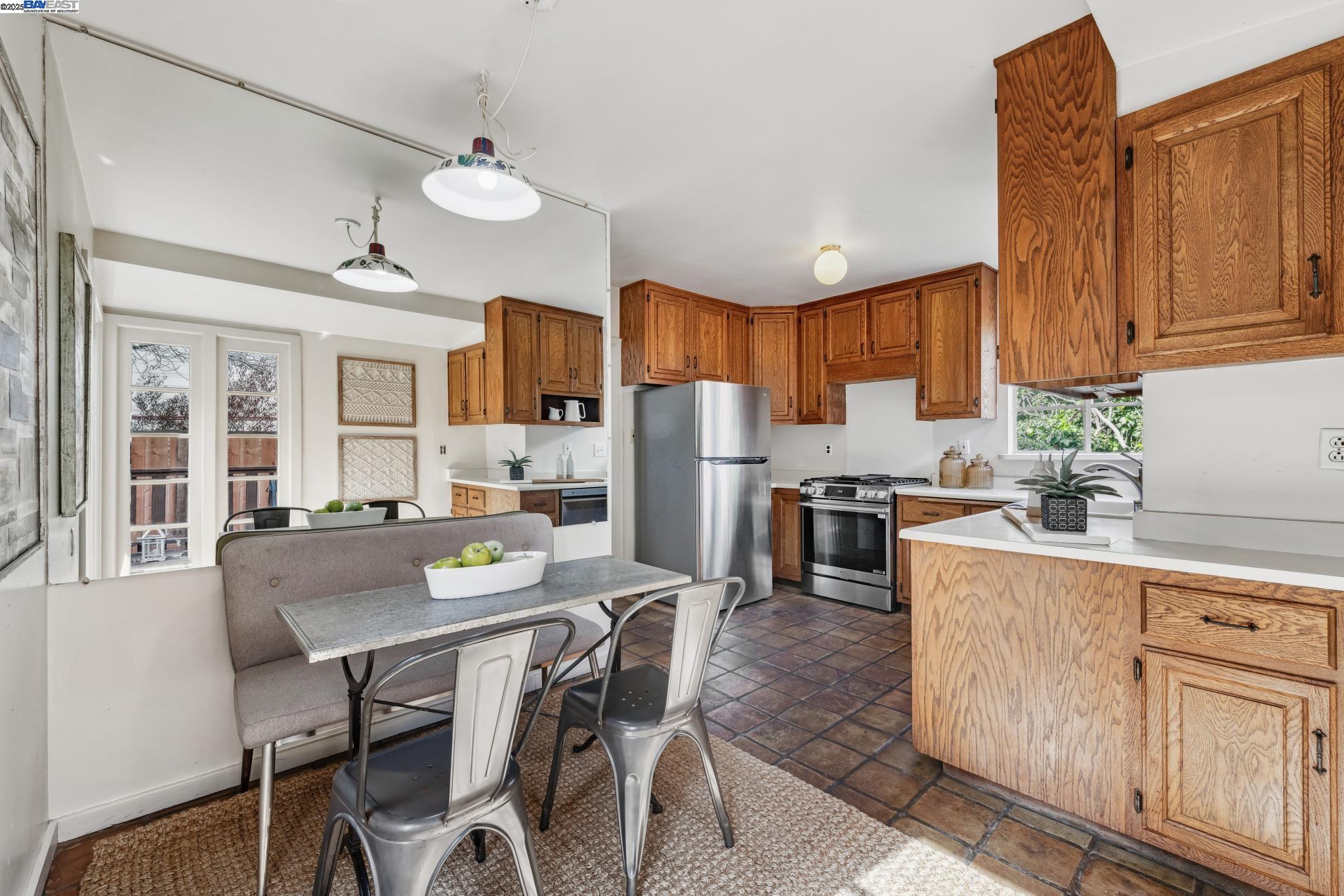 Berkeley, California 94702, United States, 2 Bedrooms Bedrooms, ,2 BathroomsBathrooms,Residential,Pending,81635