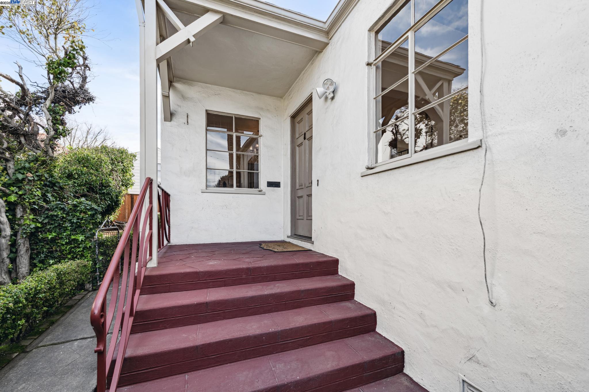 Berkeley, California 94702, United States, 2 Bedrooms Bedrooms, ,2 BathroomsBathrooms,Residential,Pending,81635