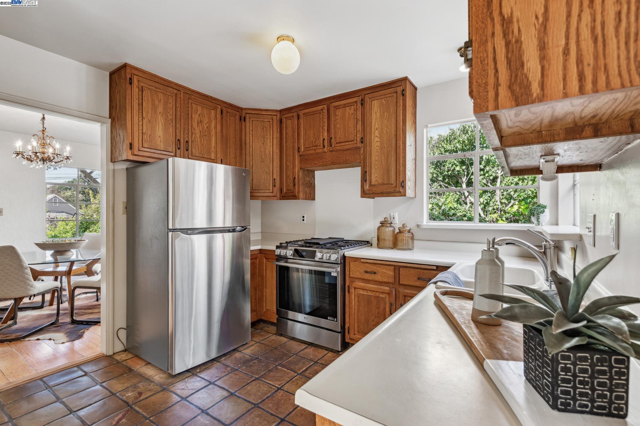 Berkeley, California 94702, United States, 2 Bedrooms Bedrooms, ,2 BathroomsBathrooms,Residential,Pending,81635