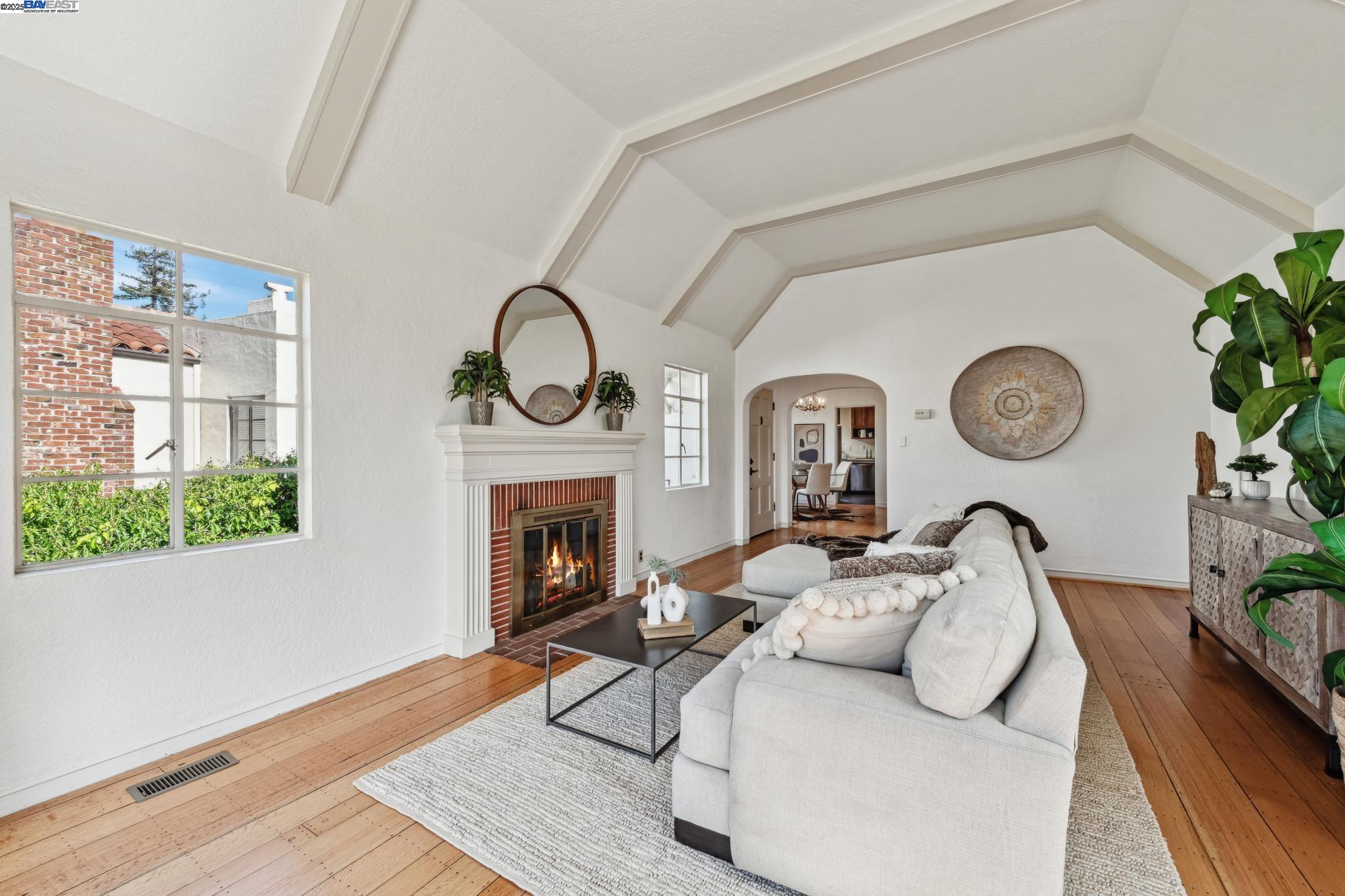 Berkeley, California 94702, United States, 2 Bedrooms Bedrooms, ,2 BathroomsBathrooms,Residential,Pending,81635