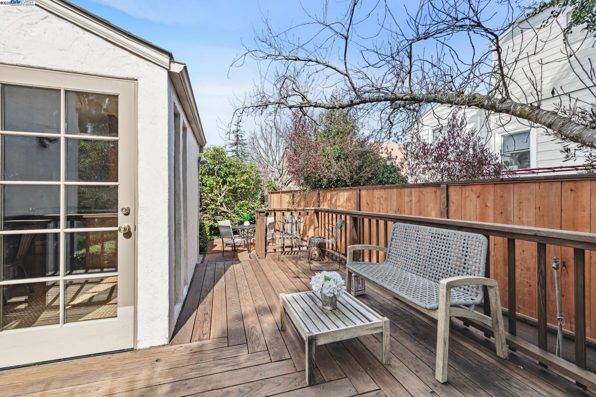 Berkeley, California 94702, United States, 2 Bedrooms Bedrooms, ,2 BathroomsBathrooms,Residential,Pending,81635