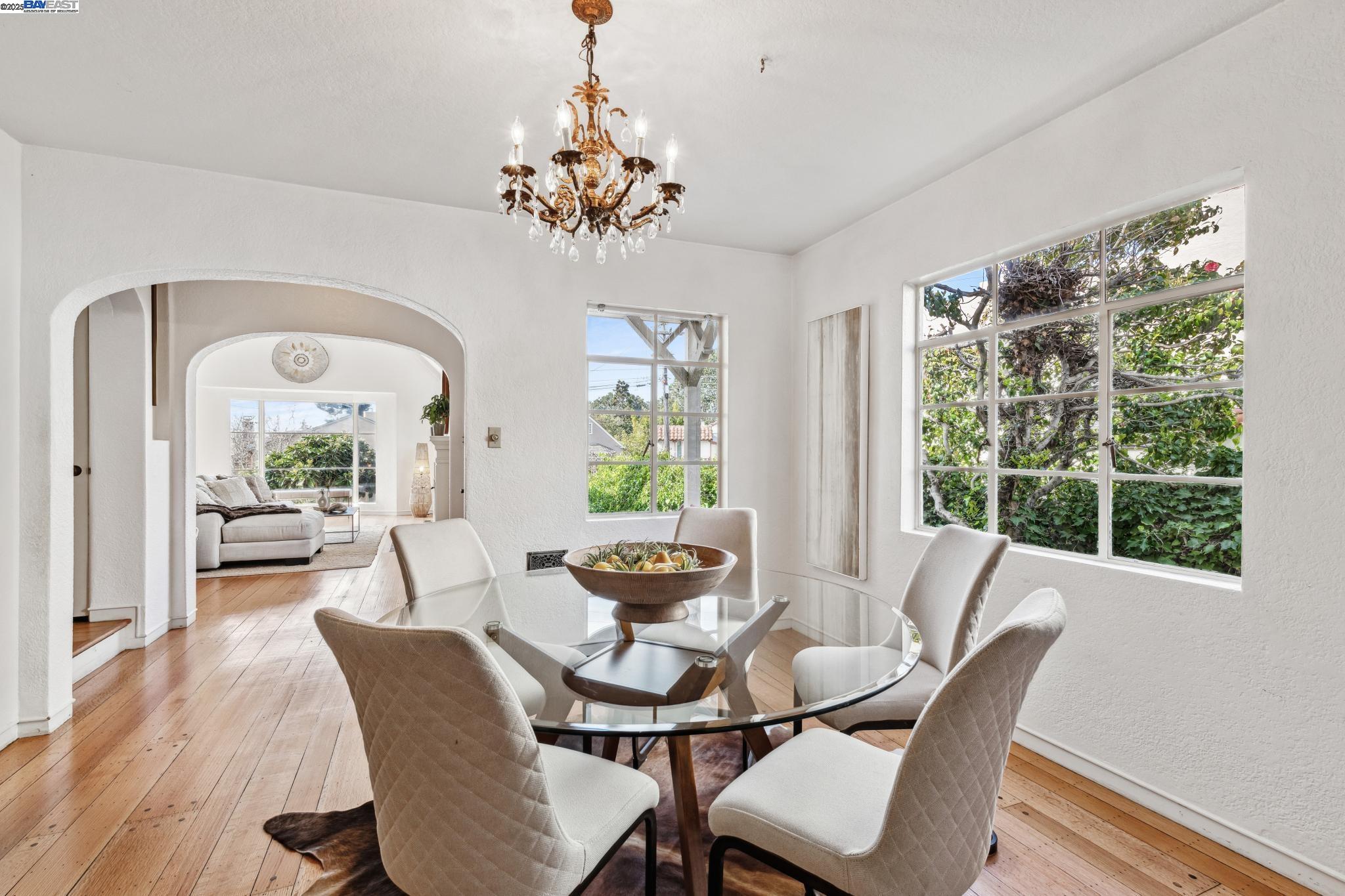 Berkeley, California 94702, United States, 2 Bedrooms Bedrooms, ,2 BathroomsBathrooms,Residential,Pending,81635