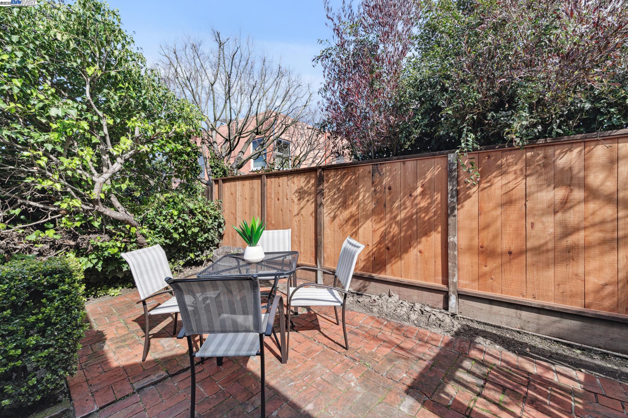 Berkeley, California 94702, United States, 2 Bedrooms Bedrooms, ,2 BathroomsBathrooms,Residential,Pending,81635