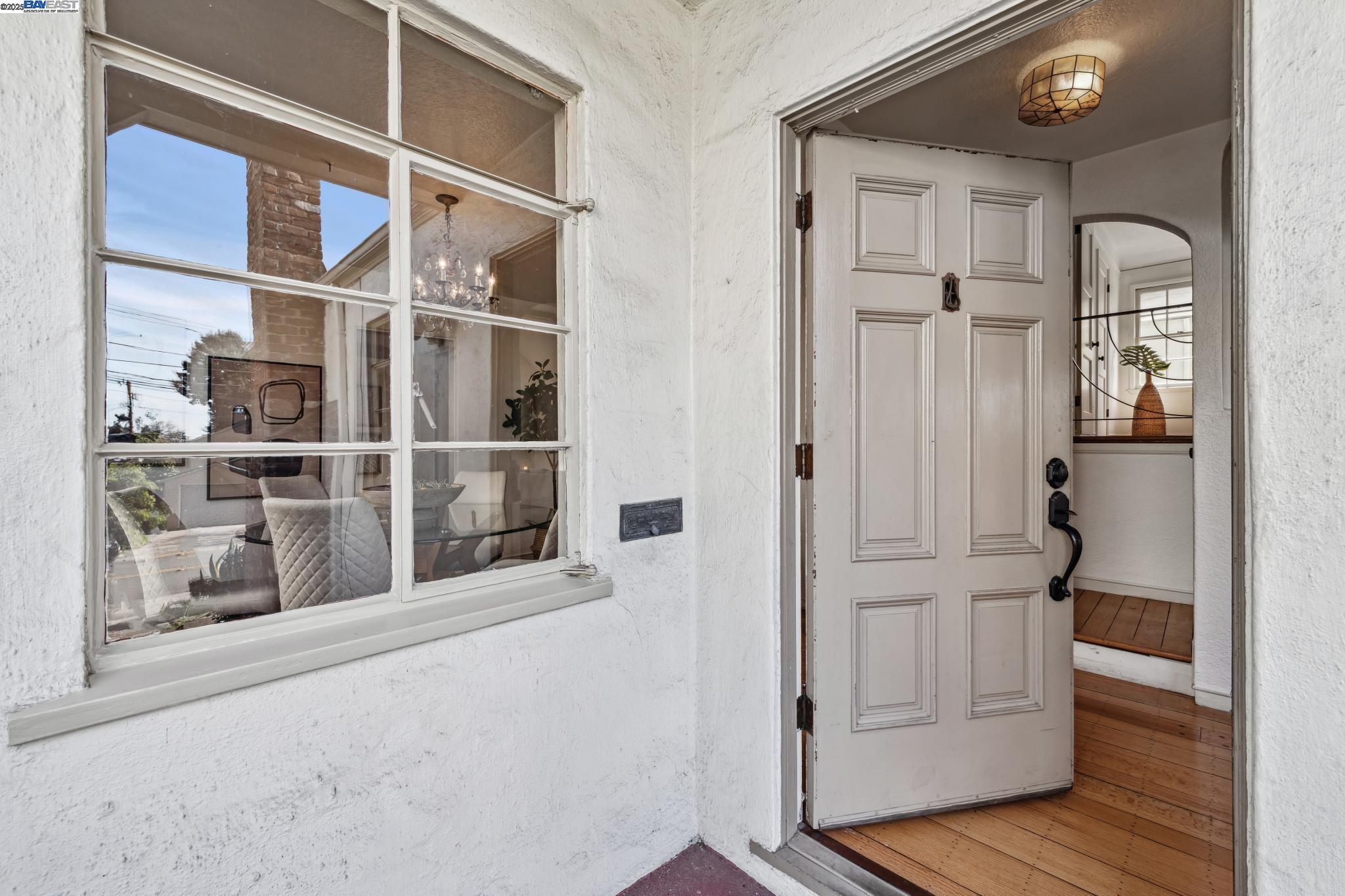 Berkeley, California 94702, United States, 2 Bedrooms Bedrooms, ,2 BathroomsBathrooms,Residential,Pending,81635