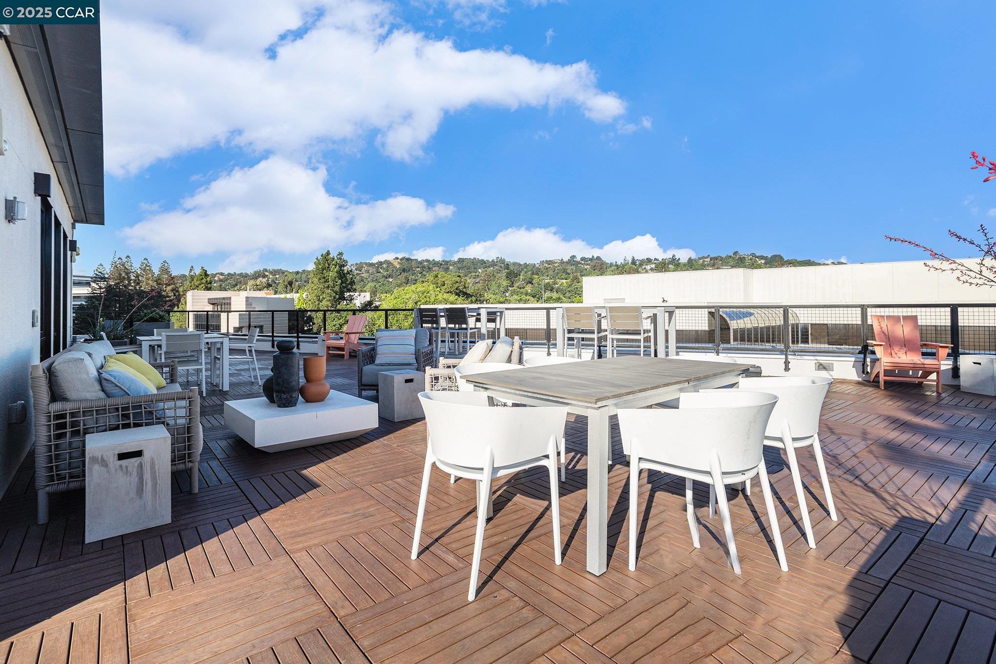 Walnut Creek, California 94596, United States, 2 Bedrooms Bedrooms, ,3 BathroomsBathrooms,Residential,Pending,136986