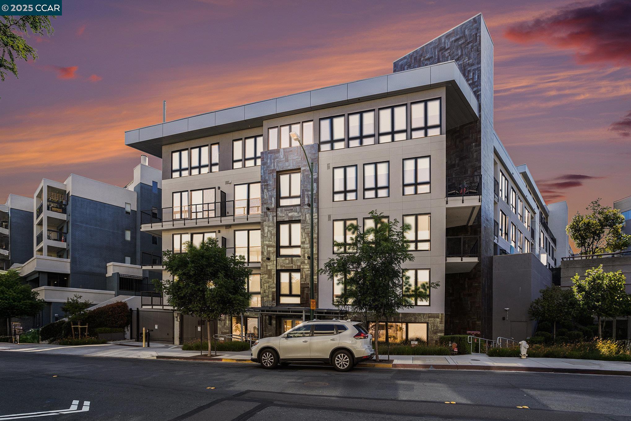 Walnut Creek, California 94596, United States, 2 Bedrooms Bedrooms, ,3 BathroomsBathrooms,Residential,Pending,136986