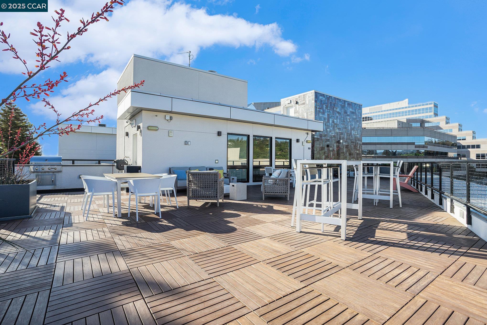 Walnut Creek, California 94596, United States, 2 Bedrooms Bedrooms, ,3 BathroomsBathrooms,Residential,Pending,136986