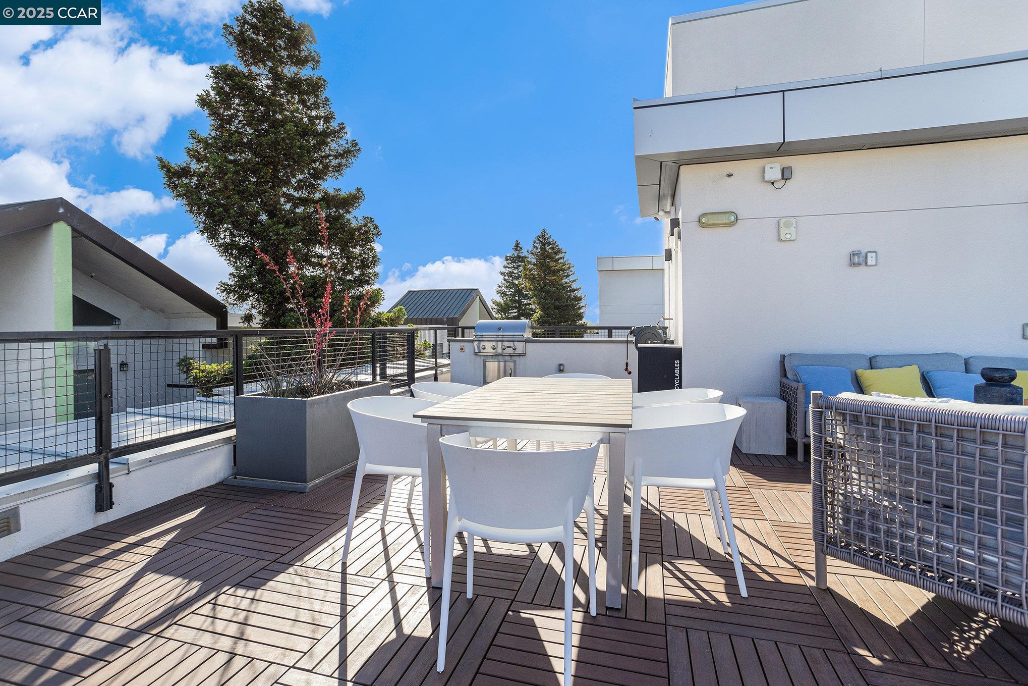 Walnut Creek, California 94596, United States, 2 Bedrooms Bedrooms, ,3 BathroomsBathrooms,Residential,Pending,136986