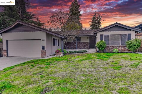 Photo of 17957 Rockhurst Rd, Castro Valley, CA 94546 (MLS # 41118881)