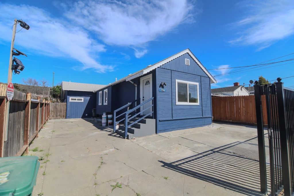 Photo of 7114 Halliday, Oakland, CA 94605 (MLS # ML82038610)