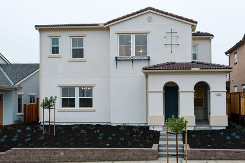 Photo of 3056 El Capitan Drive, Marina, CA 93933 (MLS # ML82029960)