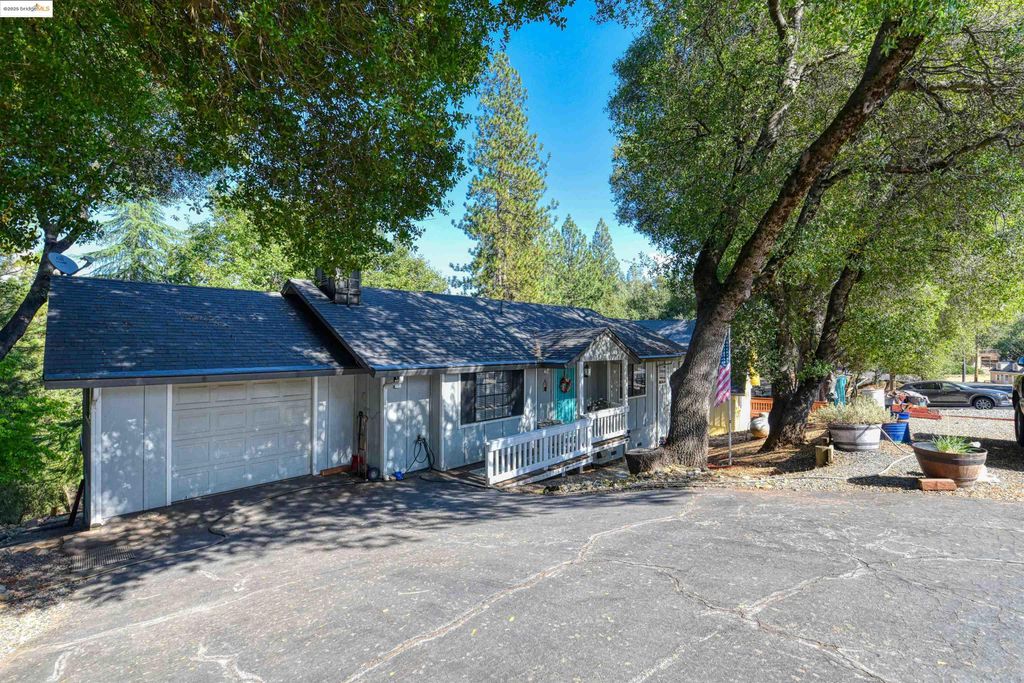 Photo of 20538 Nob Hill Cr, Groveland, CA 95321 (MLS # 41113189)