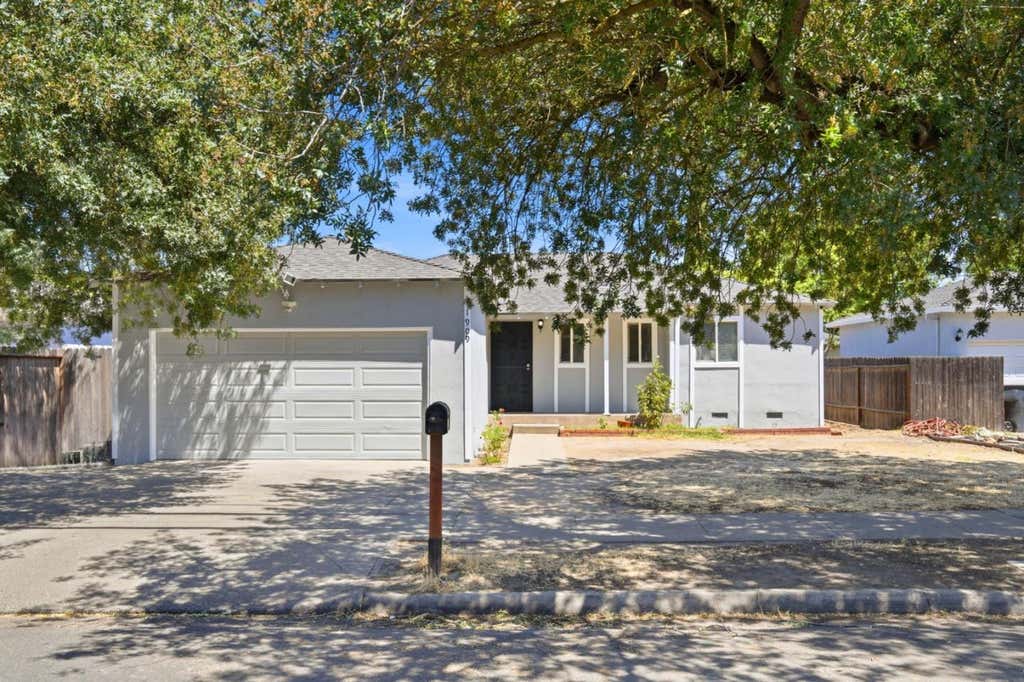 Photo of 1909 Evergreen Avenue, Modesto, CA 95350 (MLS # ML82056310)