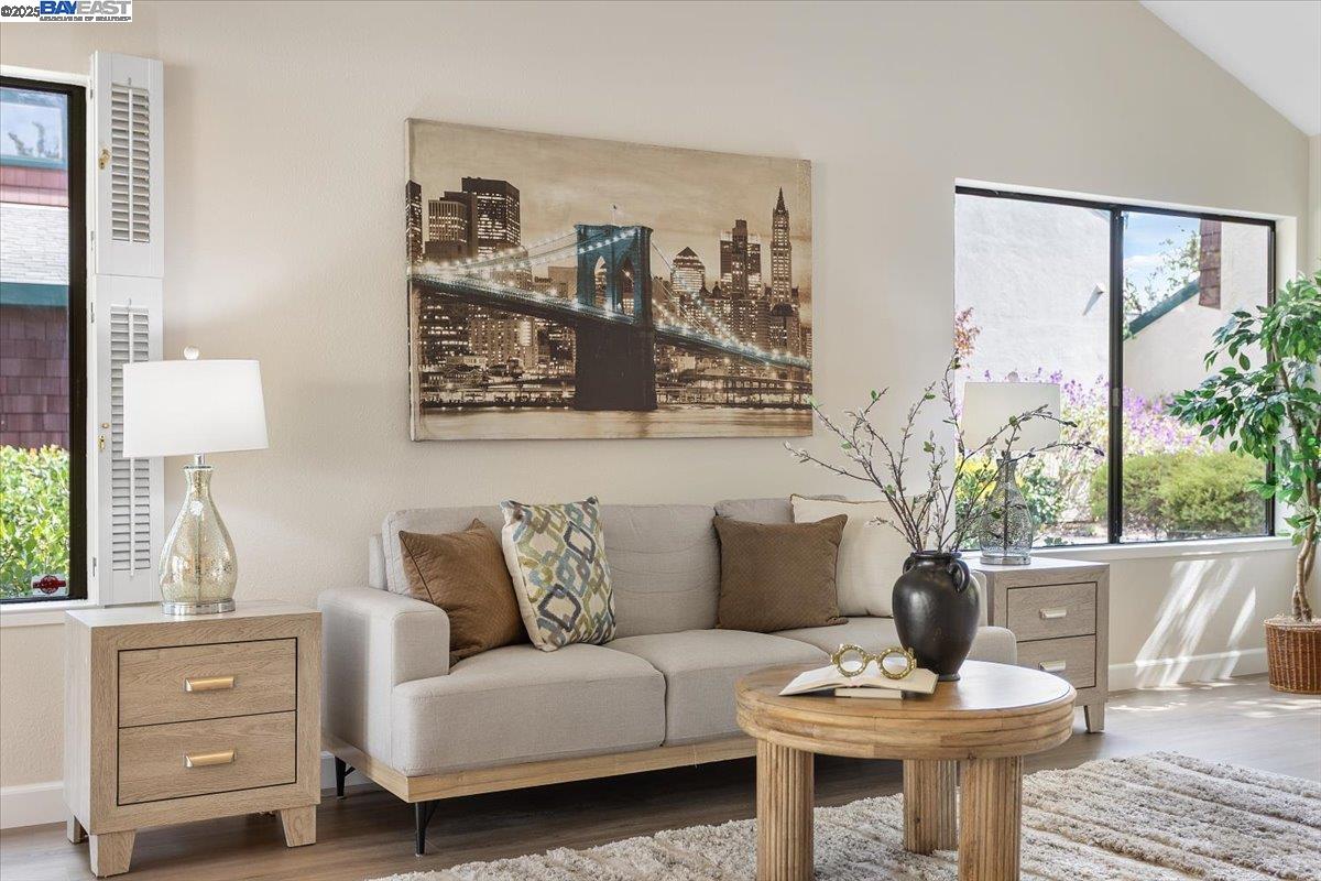 Alameda, California 94502, United States, 2 Bedrooms Bedrooms, ,2 BathroomsBathrooms,Residential,Active,220726